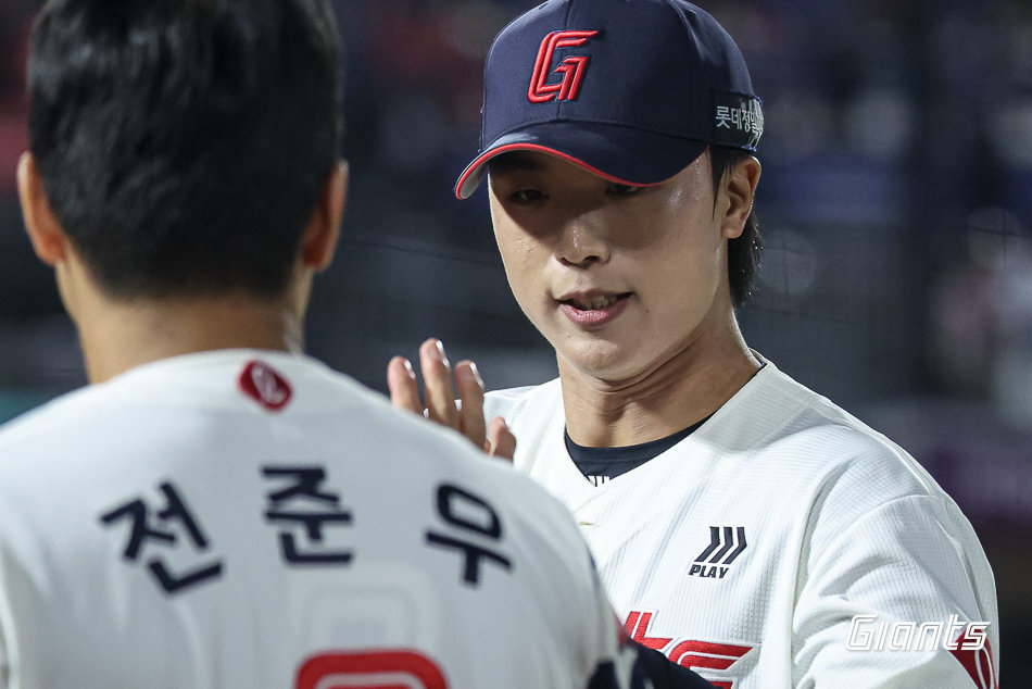 롯데 박정민(오른쪽)은 5월 이후부터 제구 난조로 흔들리고 있다. 사진제공|롯데 자이언츠
