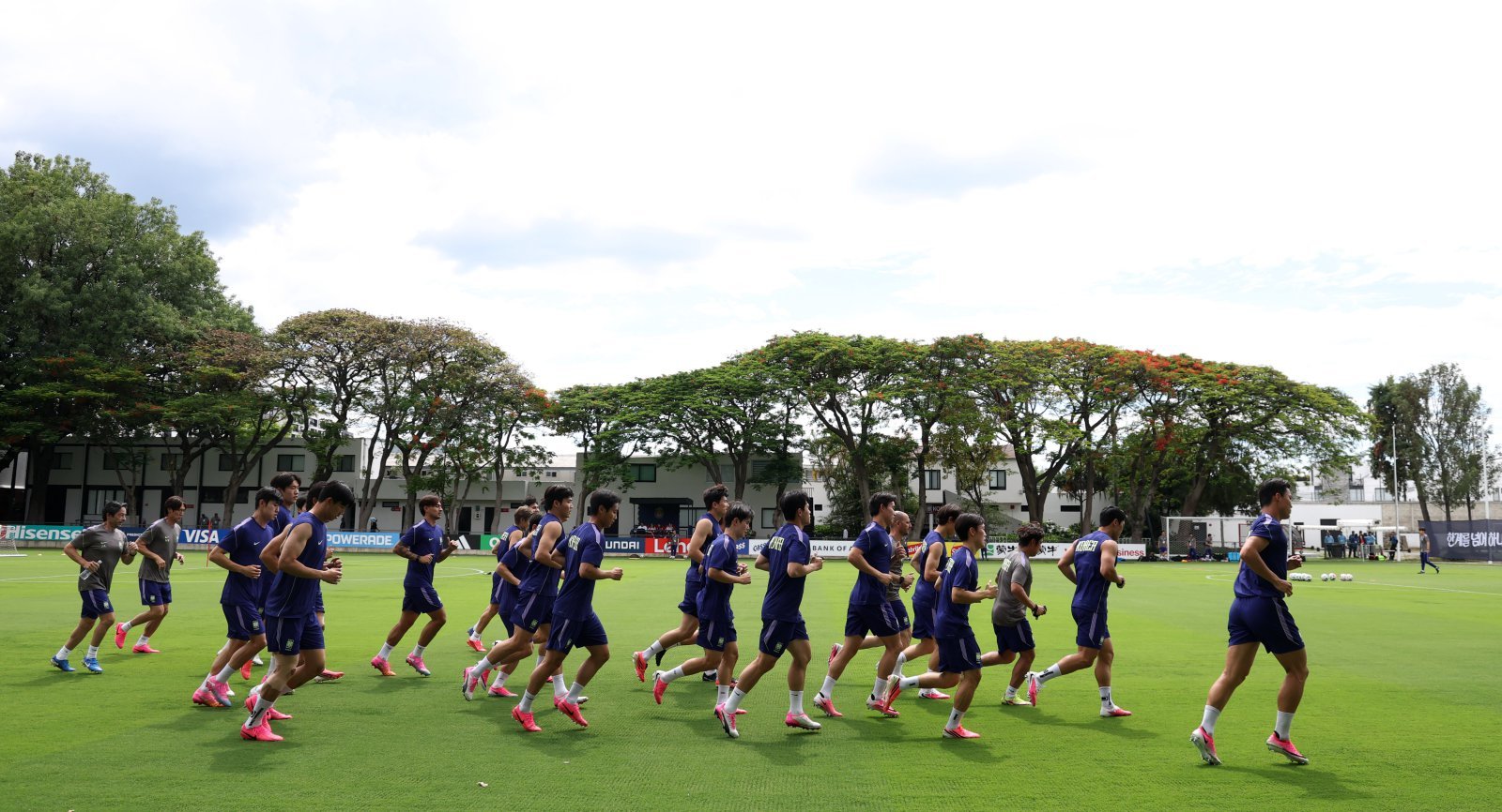 축구국가대표팀 선수들이 7일(한국시간) 멕시코 과달라하라 인근 베이스캠프 훈련장인 사포판 치바스 바예 베르데에서 가볍게 뛰고 있다. 사포판|뉴시스
