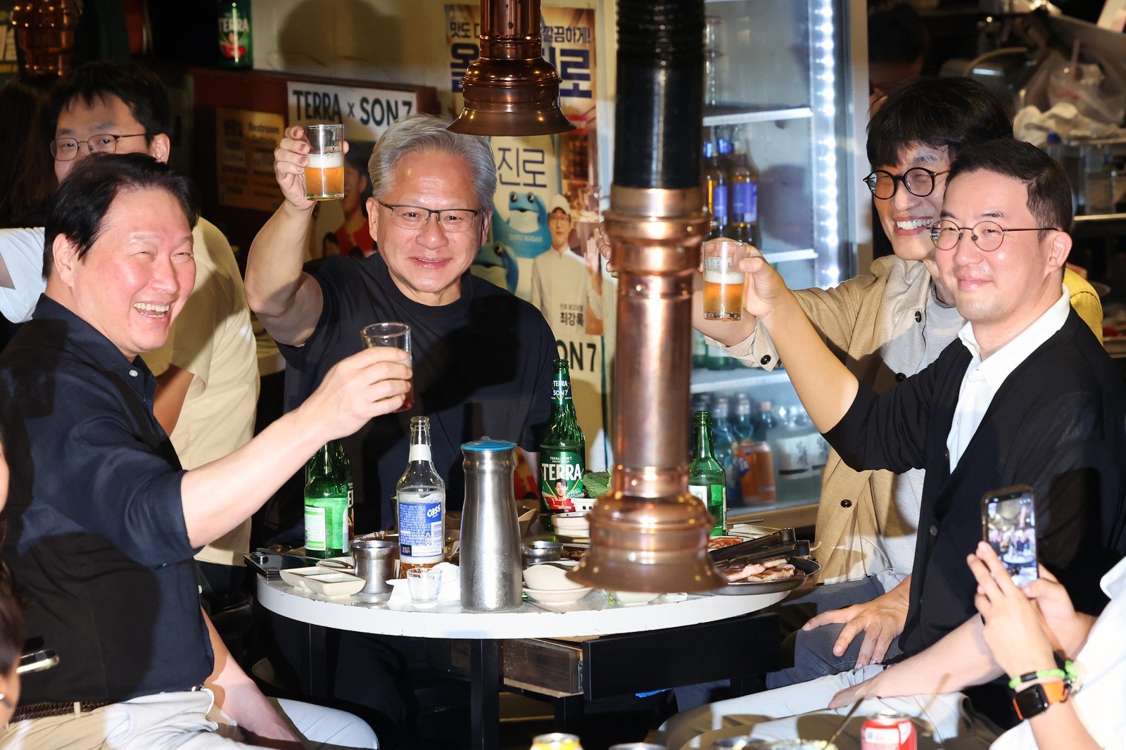 젠슨 황 엔비디아 CEO와 국내 기업 총수들과의 삼겹살 만찬 회동이 화제가 됐다. 5일 서울 마포 한 고깃집에 모인 최태원 SK그룹 회장, 젠슨 황 CEO, 이해진 네이버 의장, 구광모 LG그룹 회장(왼쪽부터). 뉴시스
