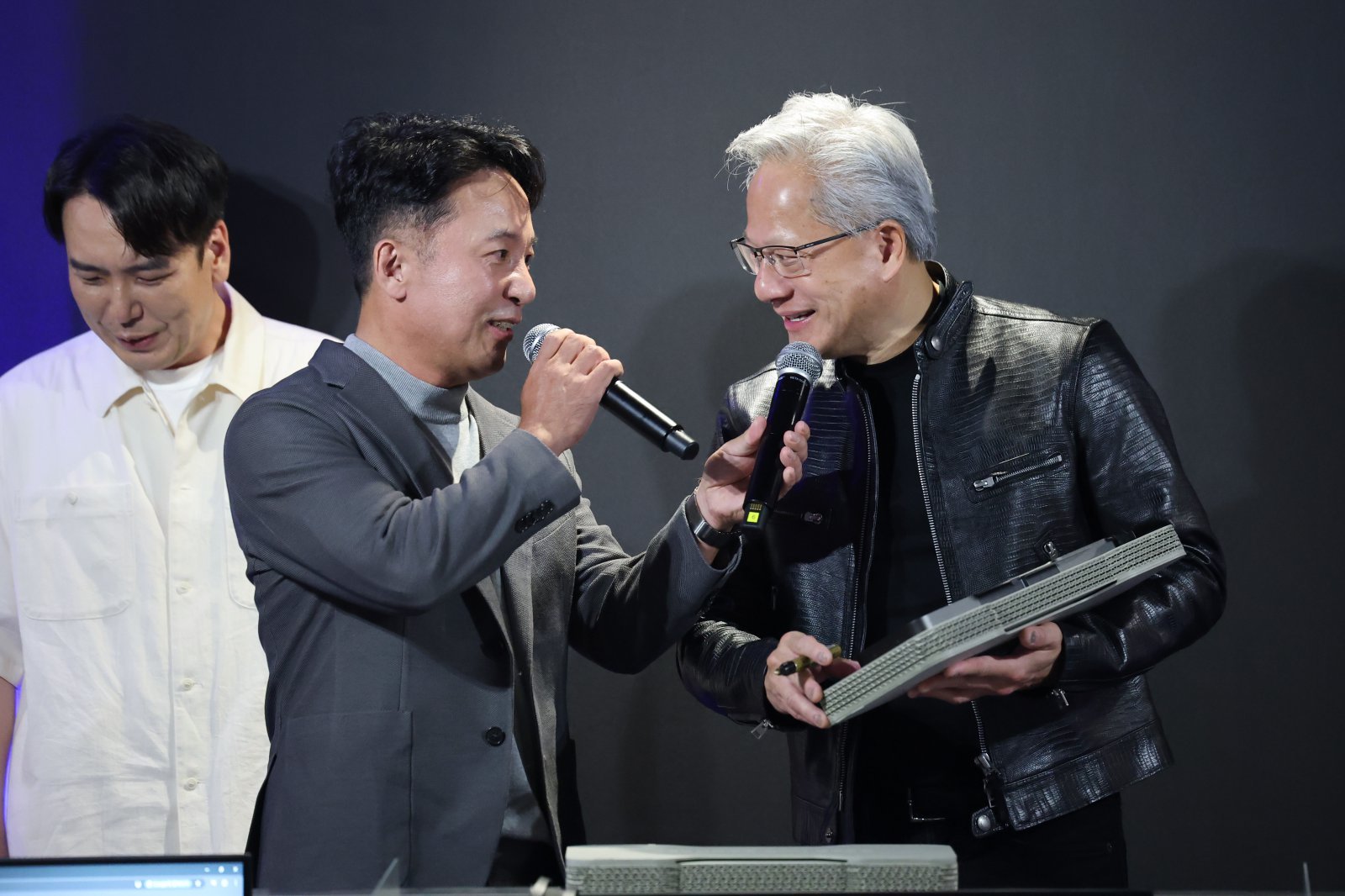 젠슨 황 엔비디아 CEO(오른쪽)가 7일 서울 서초 한 PC방에서 김택진 엔씨소프트 대표와 만났다. 뉴시스