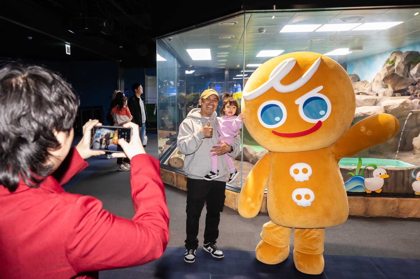 쿠키런 in 롯데월드 아쿠아리움 바다모험전 오픈. 인증샷을 남기는 외국인 가족. 사진제공 | 롯데월드