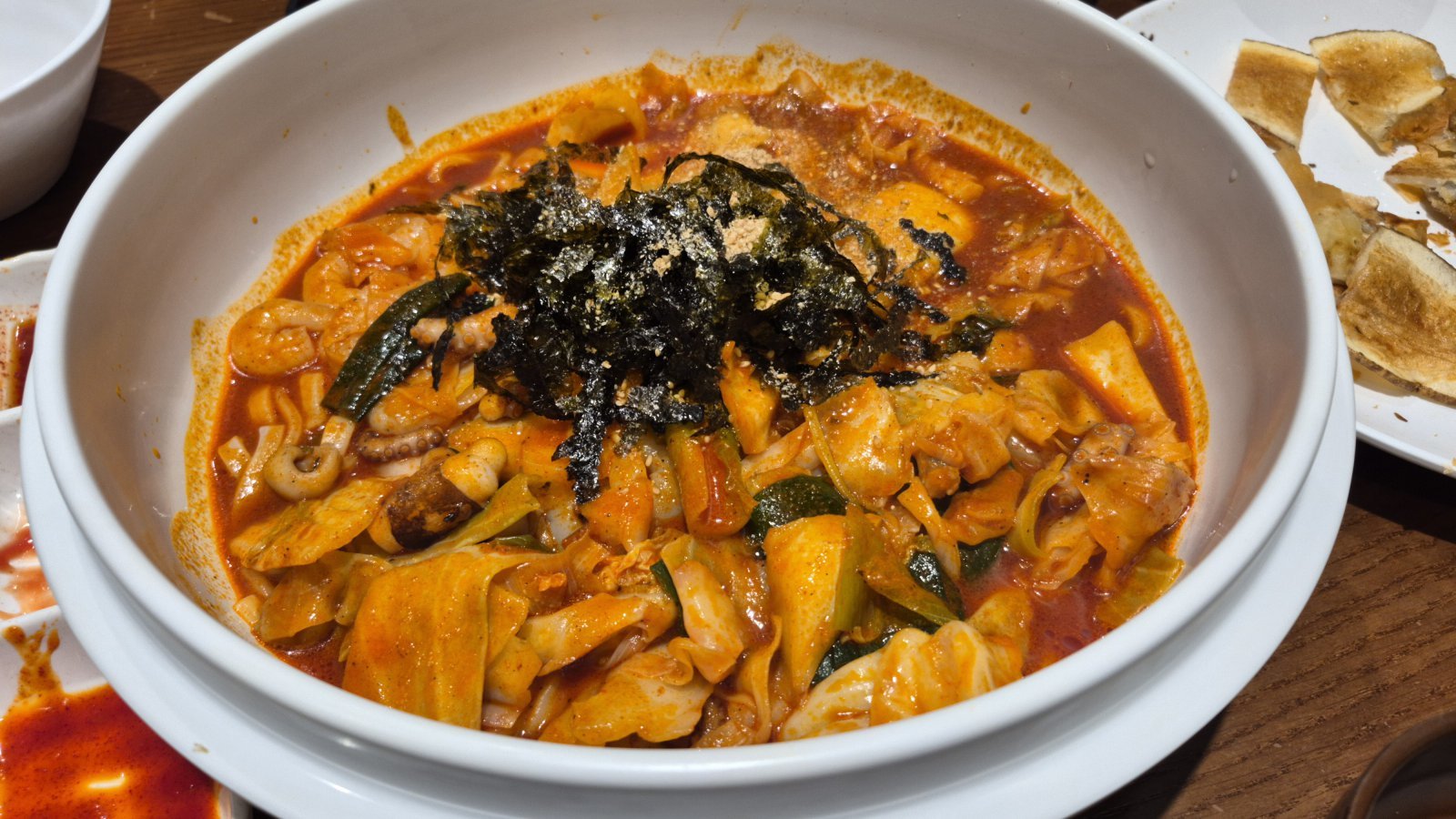 신라제면의 칼낙지. ‘약간 매운맛’을 주문하였으나 맵질이 아저씨들에게는 ‘몹시 매운맛’으로 느껴졌다.