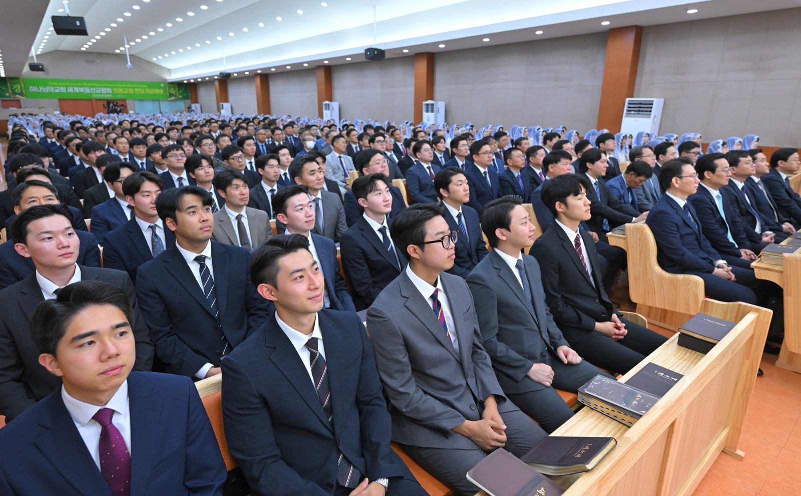 ‘의왕 하나님의 교회’ 헌당식 참석자들이 설교를 경청하고 있다.
