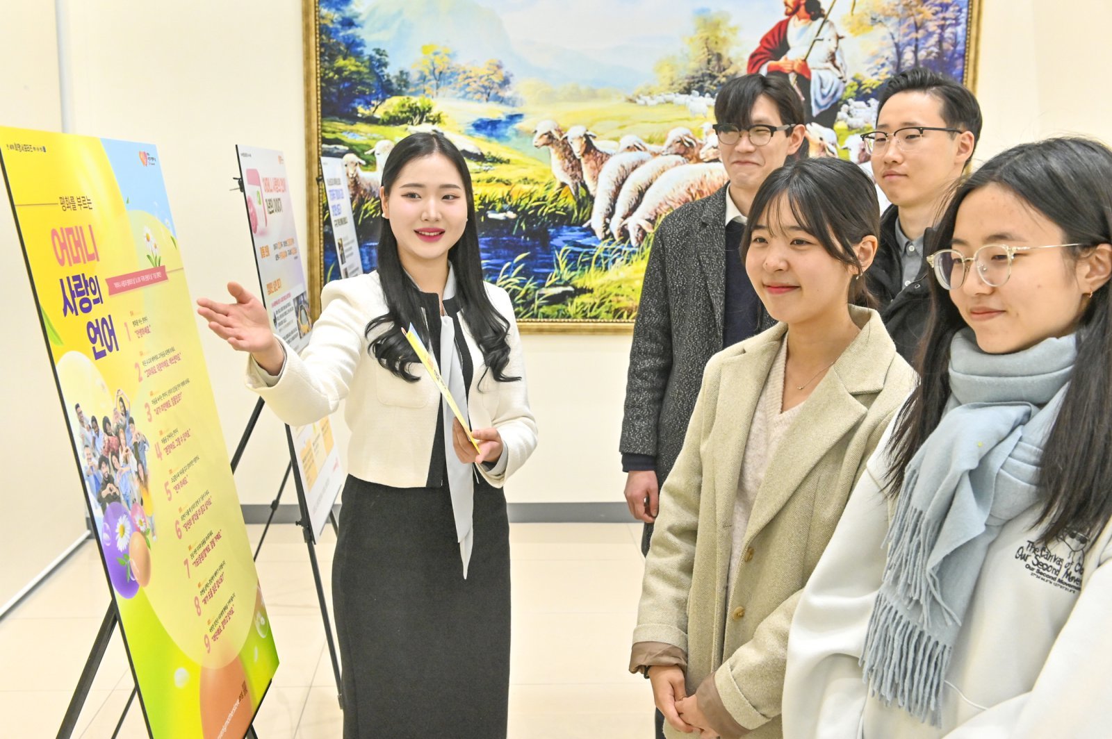 ‘성남모란 하나님의 교회‘에서 개최한 ’가정과 이웃에 평화를 부르는 어머니 사랑의 언어‘ 세미나에 450여 명이 참여해 따뜻한 소통의 의미를 되새겼다. 사진은 캠페인을 소개하는 전시 패널을 살펴보는 참석자들.