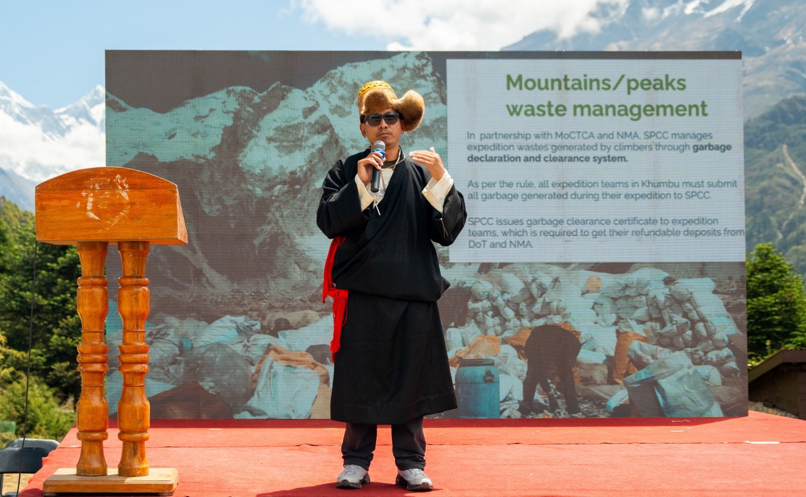 사가르마타 오염 통제 위원회(SPCC) 치링 셰르파(Tshering Sherpa) CEO가 ‘히말라야 기후 헌장 2026 - 남체 써밋’에서 발표하고 있다