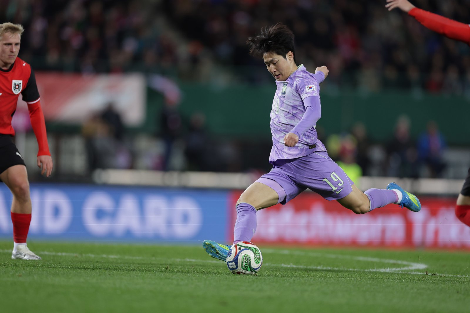축구국가대표팀 미드필더 이강인이 지난달 1일(한국시간) 오스트리아와 원정 평가전서 슛을 시도하고 있다. 사진제공|대한축구협회