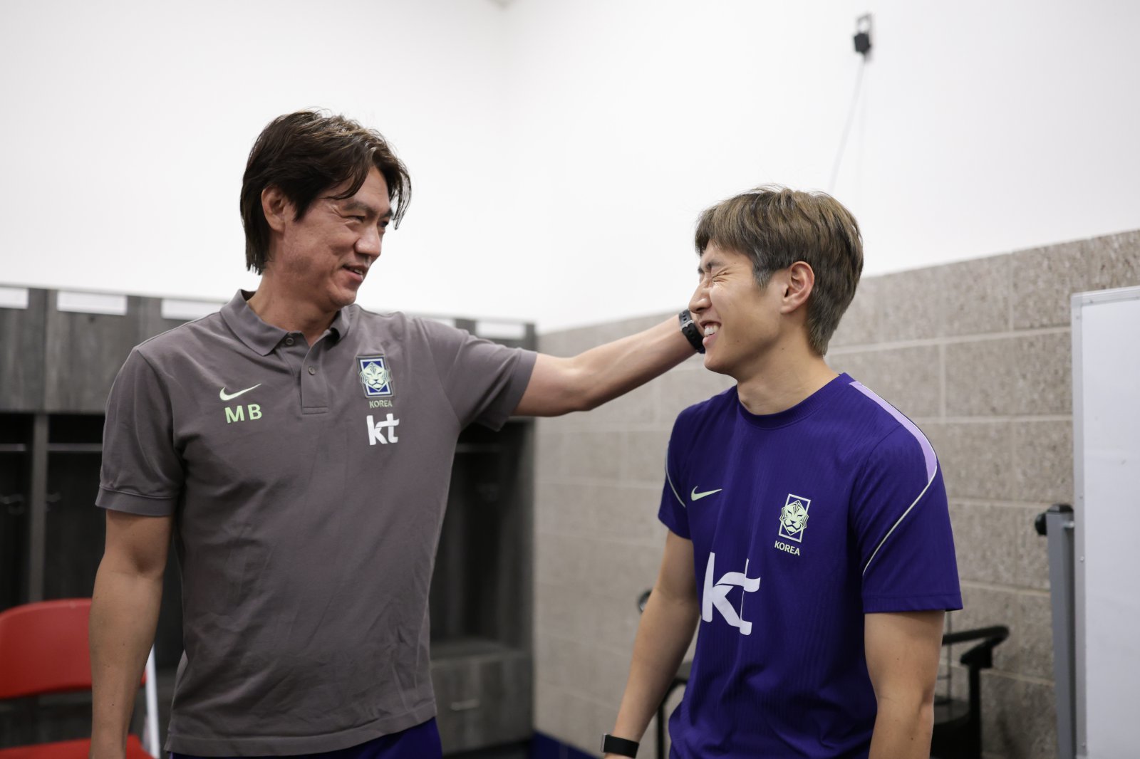 축구국가대표팀 홍명보 감독(왼쪽)이 2일(한국시간) 사전 훈련캠프에 합류한 이강인의 머리를 쓰다듬고 있다. 사진제공|대한축구협회