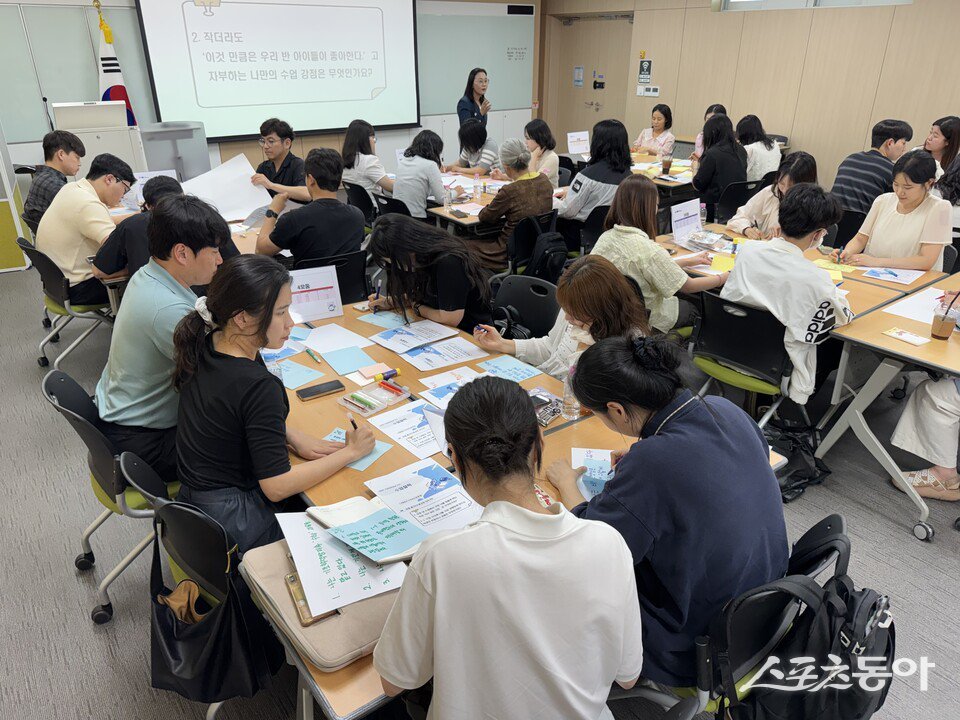 전남교육청은 지난 2일부터 오는 7월 21일까지 도내 초등교사 70여 명이 참여하는 수업성장교실을 운영하고 있다고 밝혔다. 사진제공=전라남도교육청
