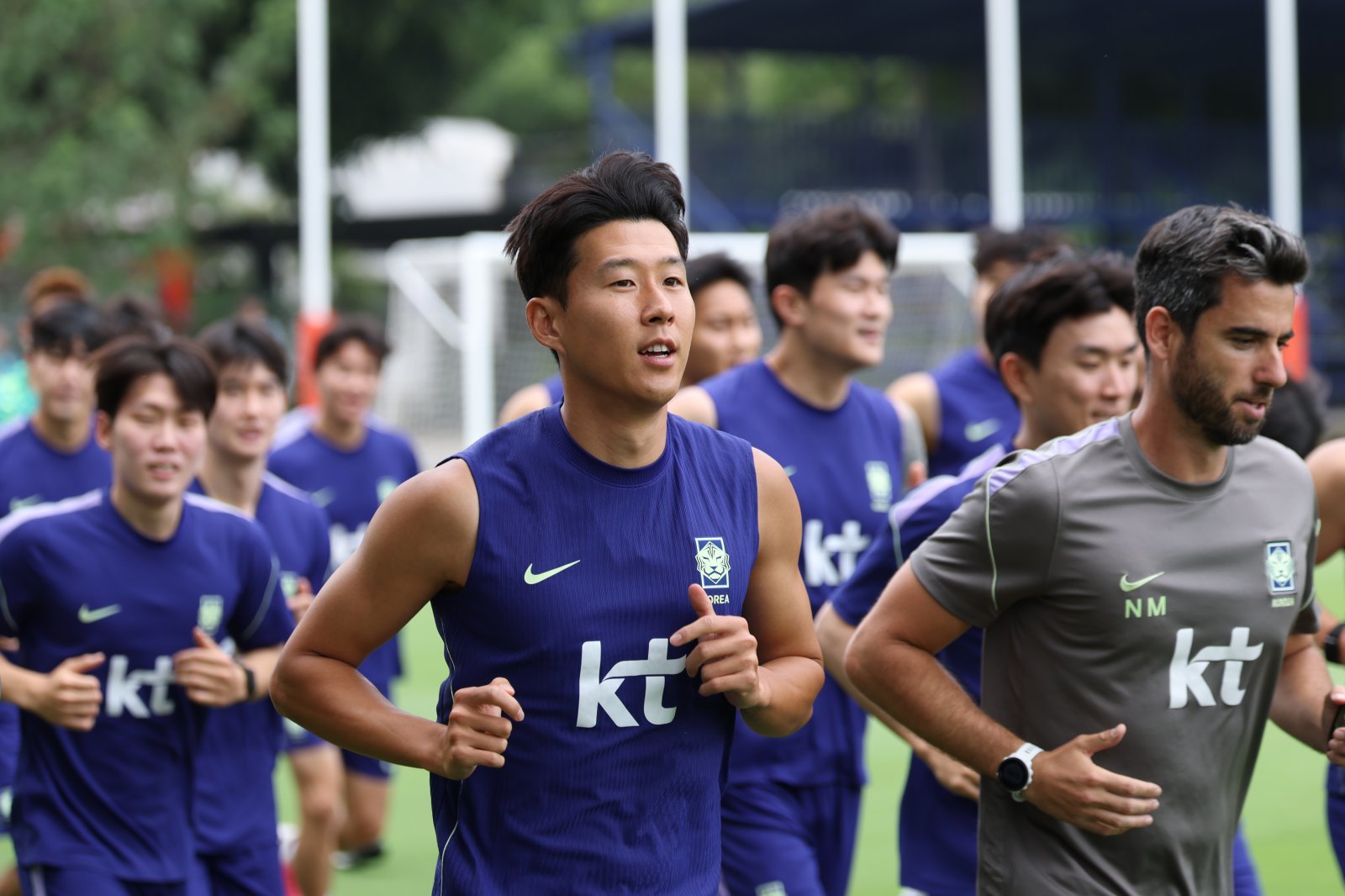 2026북중미월드컵을 앞둔 축구대표팀 주장 손흥민이 멕시코 할리스코주 사포판의 베이스캠프 훈련장인 치바스 바예 베르데에서 동료들과 몸을 풀고 있다. ESPN은 손흥민이 이번 대회서 가장 큰 성취를 누릴 자격이 있다고 소개했다. 사포판|뉴시스