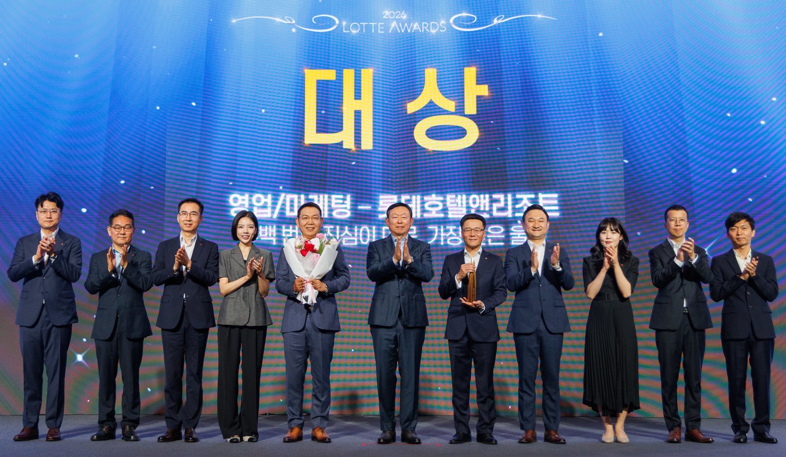 롯데어워즈 대상을 시상한 신동빈 롯데 회장(왼쪽 여섯 번째)과 수상자인 정호석 롯데호텔앤리조트 대표(왼쪽 다섯 번째). 사진제공|롯데