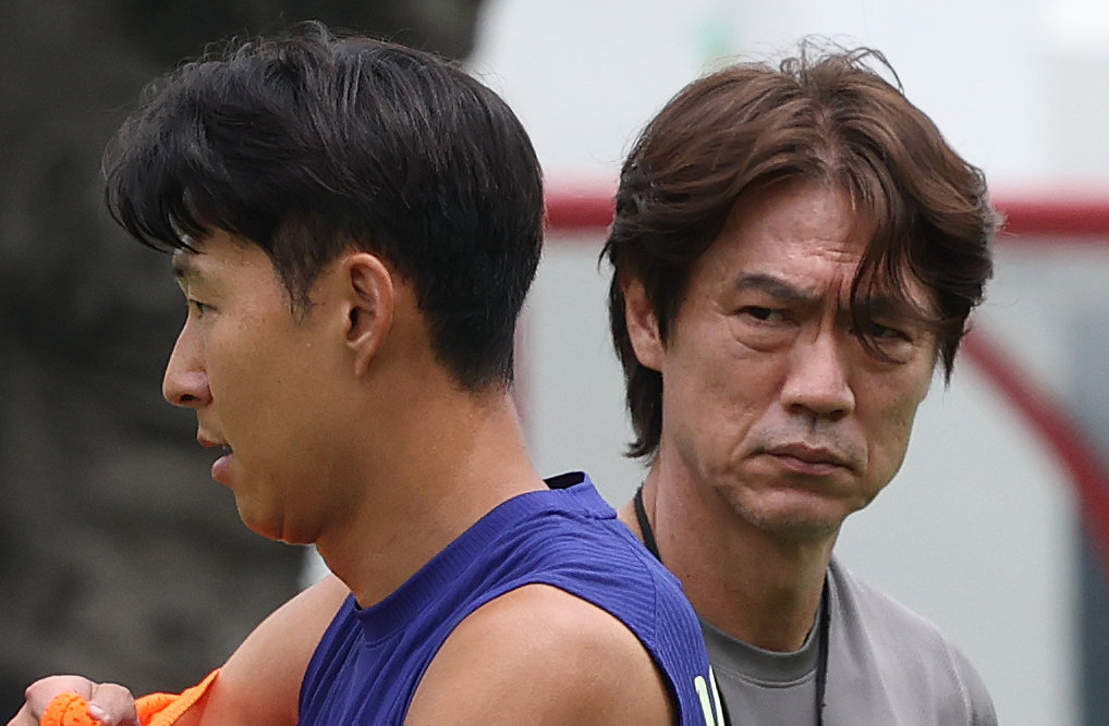 외신이 바라보는 홍명보호의 스리백 구사…“포백 대신 선택한 이유는 납득가지만 불안정한 전술이야”