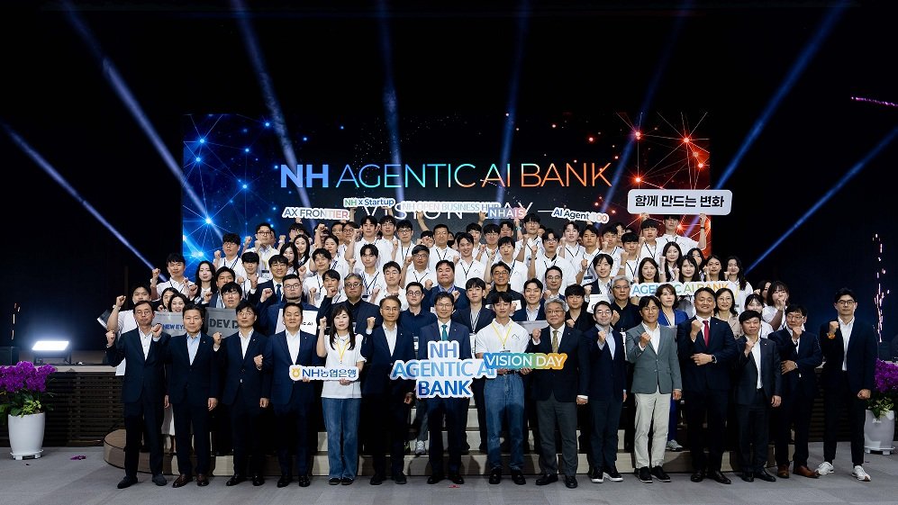 ‘NH 에이전틱 AI 뱅크 비전 데이’에서 홀로그램 비전 스피치를 하고 있는 강태영 NH농협은행장(위)과 임직원 기념 촬영. 사진제공｜NH농협은행