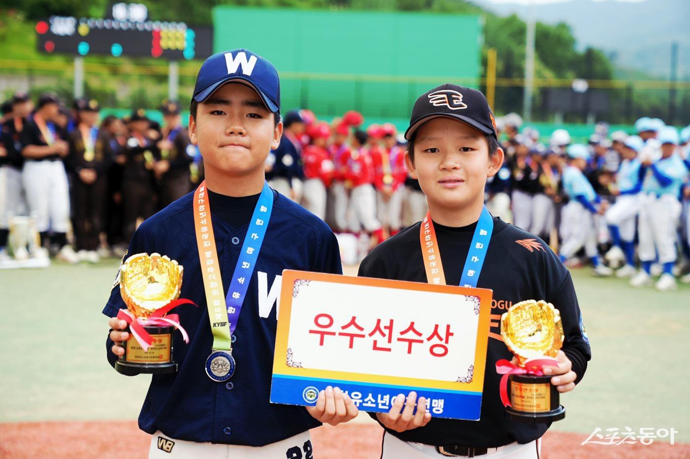 제6회 순창고추장배 전국유소년야구대회에서 유소년리그(U-13) 청룡 우수선수상을 받은 휘문아카데미유소년야구단 황지후(왼쪽)와 대전서구유소년야구단 이규하. 사진제공|대한유소년야구연맹