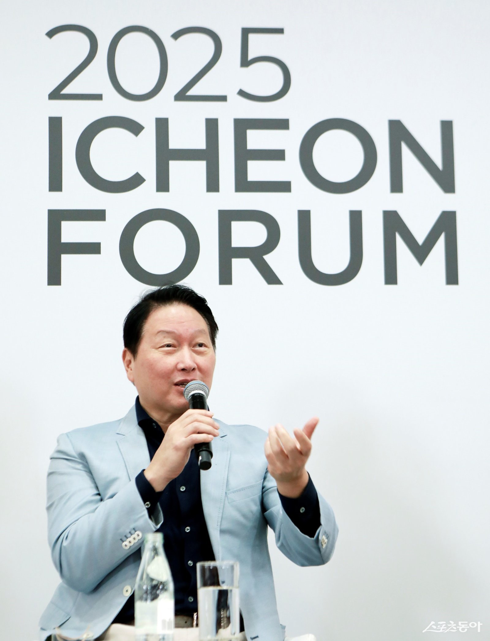 SK그룹은 11일부터 13일까지 경기도 이천 SKMS 연구소에서 ‘2026 New 이천포럼’을 개최한다. 사진은 지난해 이천 포럼에서 발언하고 있는 최태원 SK그룹 회장. 사진제공|SK그룹