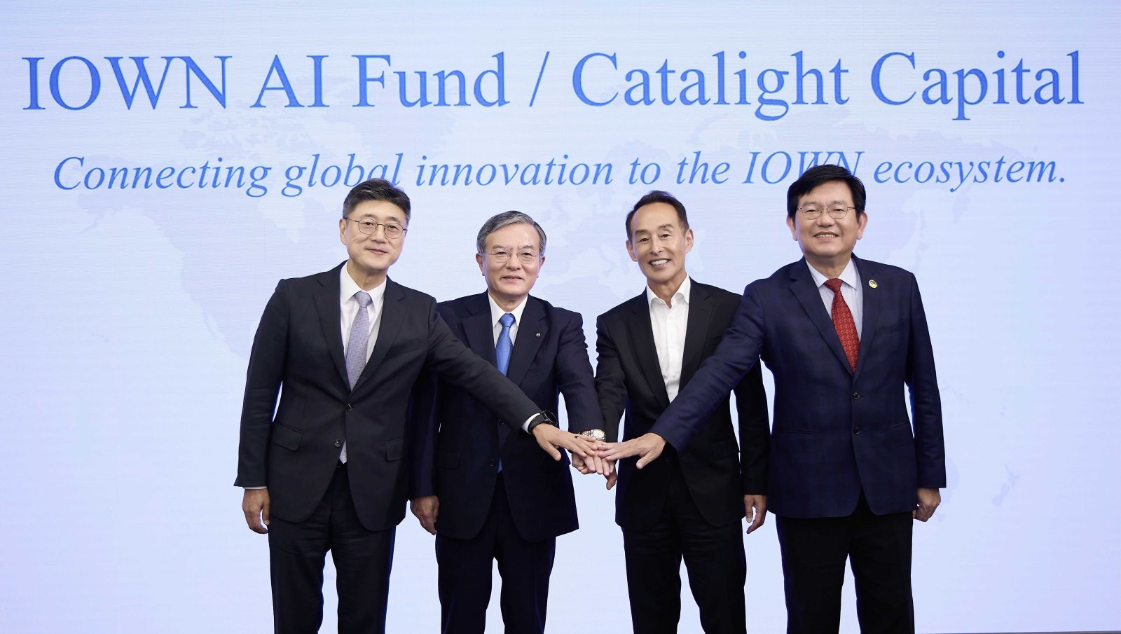 ‘아이온 AI 펀드’ 조성을 발표한 정재헌 SK텔레콤 사장과 시마다 아키라 NTT CEO, 손영권 월든 카탈리스트 벤처스 공동 창업자, 린롱츠 중화텔레콤 사장.(왼쪽부터) 사진제공|SK텔레콤