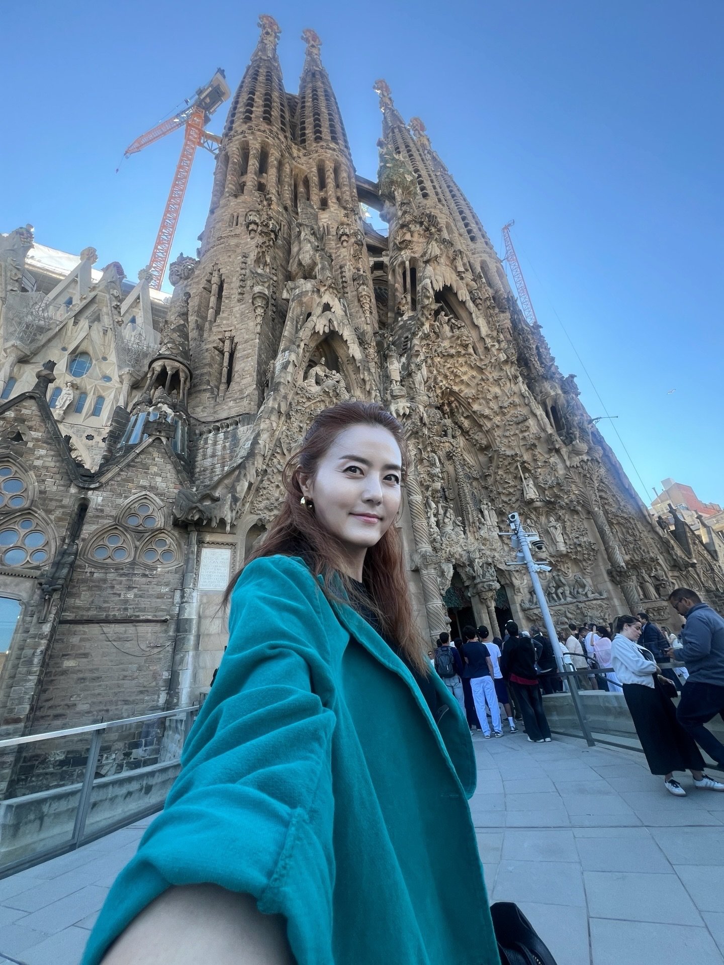손미나 올라미나 대표와 사그라다 파밀리아 성당.    사진제공 올라미나