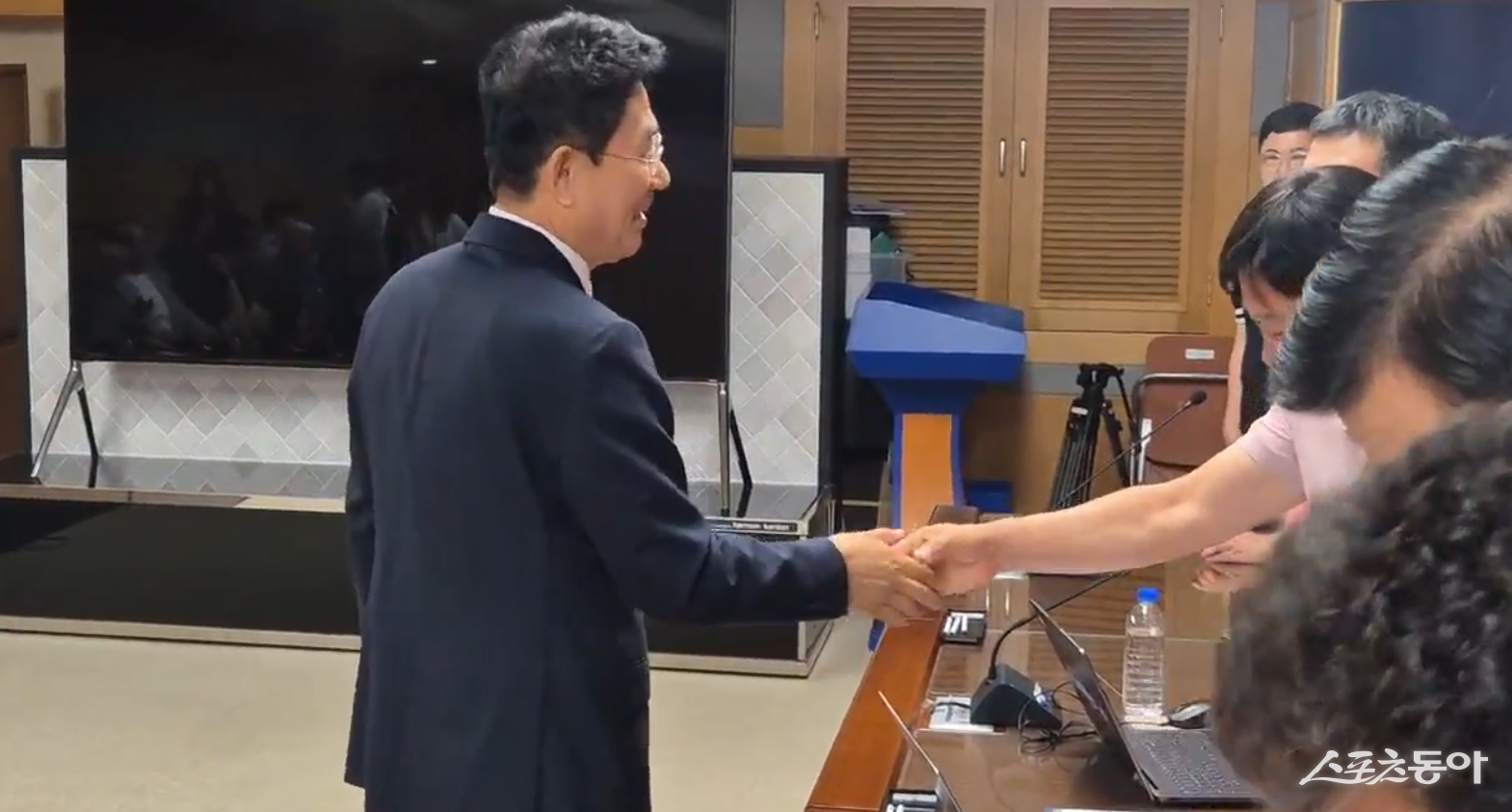 노관규 순천시장이 10일 순천시청 소회의실에서 언론간담회를 열고 기자들과 악수를 하고 있다. 사진=독자제공