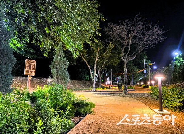 상주시가 조경과 건강을 결합한 전국 최초의 ‘정원형 황톳길(어싱길)’을 확대 조성한다. 사진제공 ㅣ 상주시