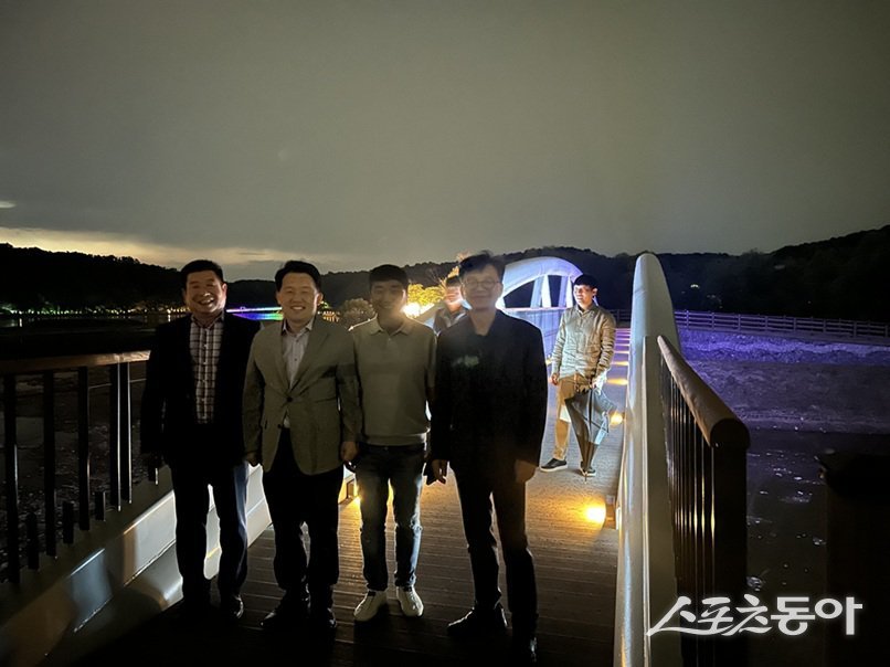 최병갑 부시장이 ‘공릉관광지 경관조명 조성사업’ 현장을  점검하고 있다. 사진제공  |  파주시