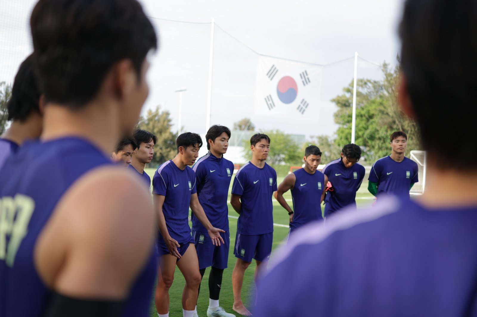 축구국가대표팀 주장 손흥민(왼쪽 두 번째)이 체코와 북중미월드컵 조별리그 A조 1차전을 앞둔 11일(한국시간) 멕시코 할리스코주 사포판의 치바스 베르데 바예에서 열린 훈련에 앞서 선수들에게 연설하고 있다. 과달라하라|뉴시스