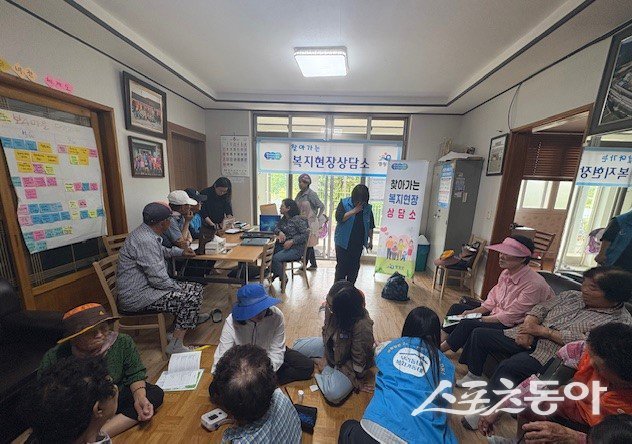 영광군은 지난 10일 군서면 보라경로당에서 주민들을 대상으로 ‘찾아가는 복지현장상담소’를 운영하고 맞춤형 복지상담과 건강관리 서비스를 제공했다고 밝혔다. 사진제공=영광군