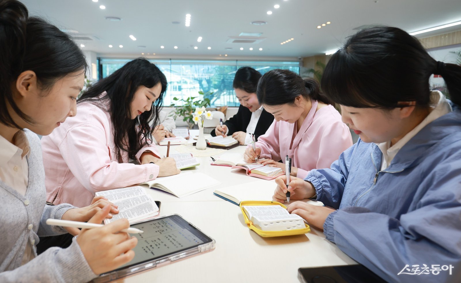 신천지예수교회 빌립지파 청년들이 성경 공부를 하는 모습. (사진제공=신천지예수교회)