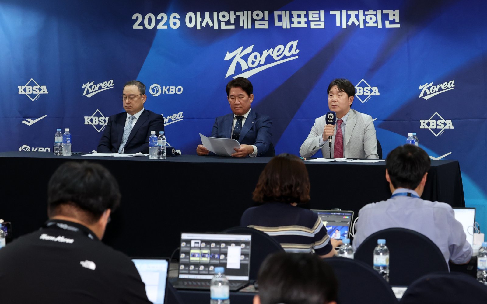 차명주 KBSA 경기력향상위원장, 조계현 KBO 전력강화위원장, 류지현 감독(왼쪽부터)이 11일 프레스센터서 진행된 아시안게임 대표팀 기자회견서 질문에 답하고 있다. 서울｜뉴시스