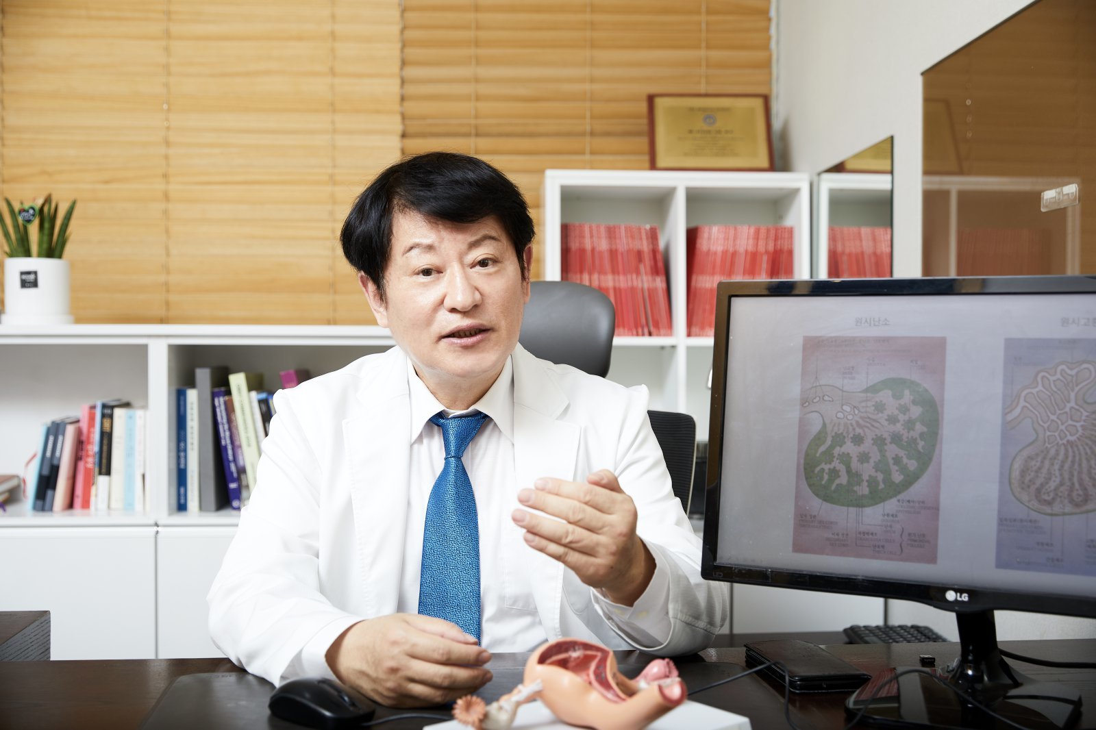 조정현 원장은 “난임 치료는 추측이 아니라 진단에서 시작해야 한다”며 “의사의 경험과 경륜이 치료 방향과 시술 결과에 영향을 미친다”고 했다. 사진제공|사랑아이여성의원
