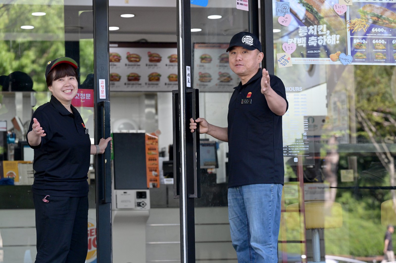 버거킹 충북오창호수공원점 신명수 대표(오른쪽)와 강상옥 점장 부부가 매장 입구에서 포즈를 취하고 있다. 과거 물류기사 시절 매장 뒷문으로 식자재를 나르던 신 대표는 현재 지역 거점 매장을 일궈낸 베테랑 점주로 활약 중이다. 사진제공|버거킹