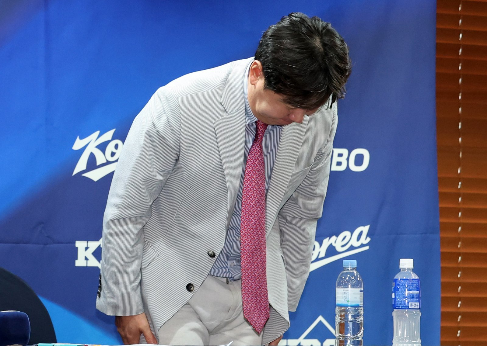 류지현 야구대표팀 감독이 11일 프레스센터서 진행된 아시안게임 대표팀 기자회견 행사를 마친 뒤 인사하고 있다. 서울|뉴시스