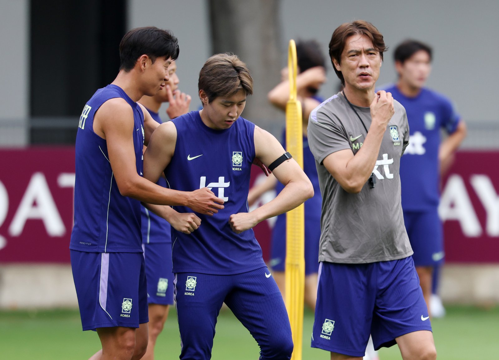 축구국가대표팀 미드필더 이강인(가운데)이 9일(한국시간) 멕시코 할리스코주 과달라하라 사포판의 치바스 베르데 바예에서 손흥민(왼쪽)과 대화하고 있다. 사포판|뉴시스