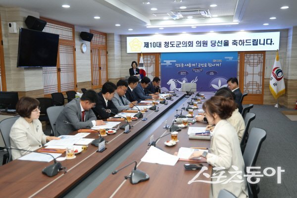 청도군의회가 제10대 의회 출범을 앞두고 당선인들과 첫 공식 간담회를 진행하고 있다. 사진제공 ㅣ 청도군의회