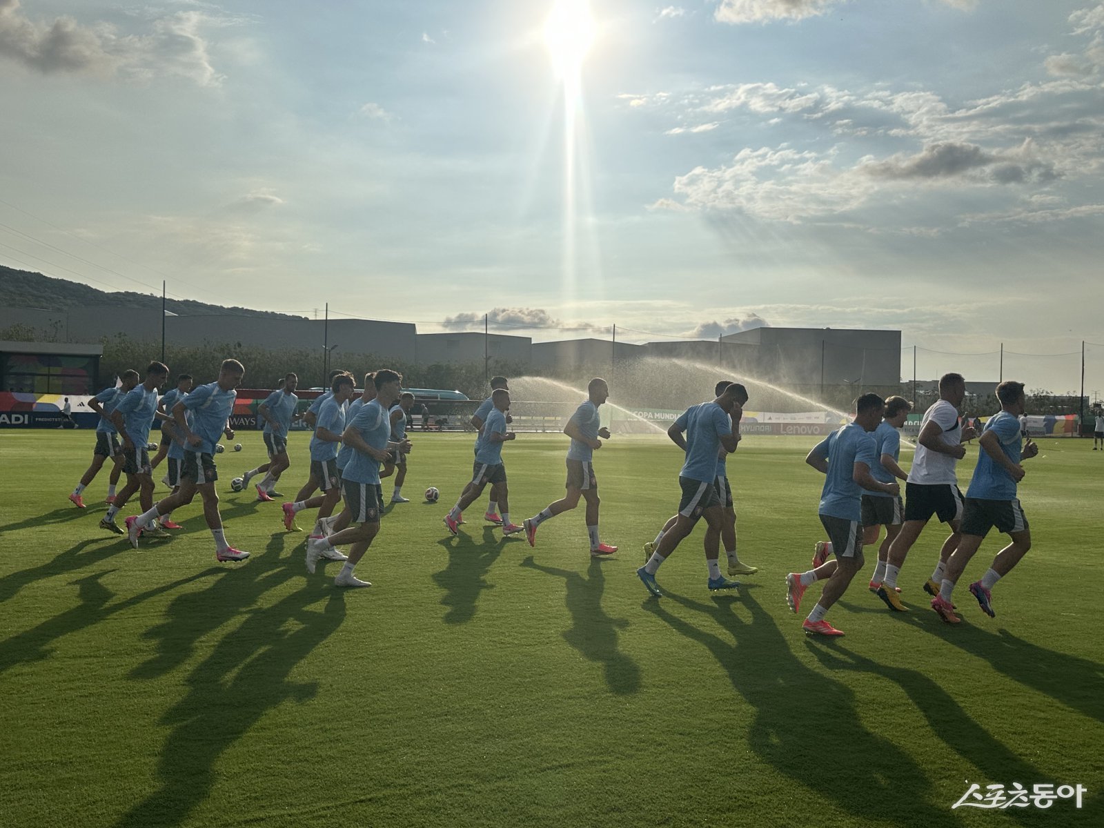 [과달라하라 리포트] 한국 첫 상대 체코, 훈련장 잔디에 계속 물 뿌렸다…훈련 초반까지 이어진 관수, 한국전 비 예보 속 ‘수중전 적응’에 초점?