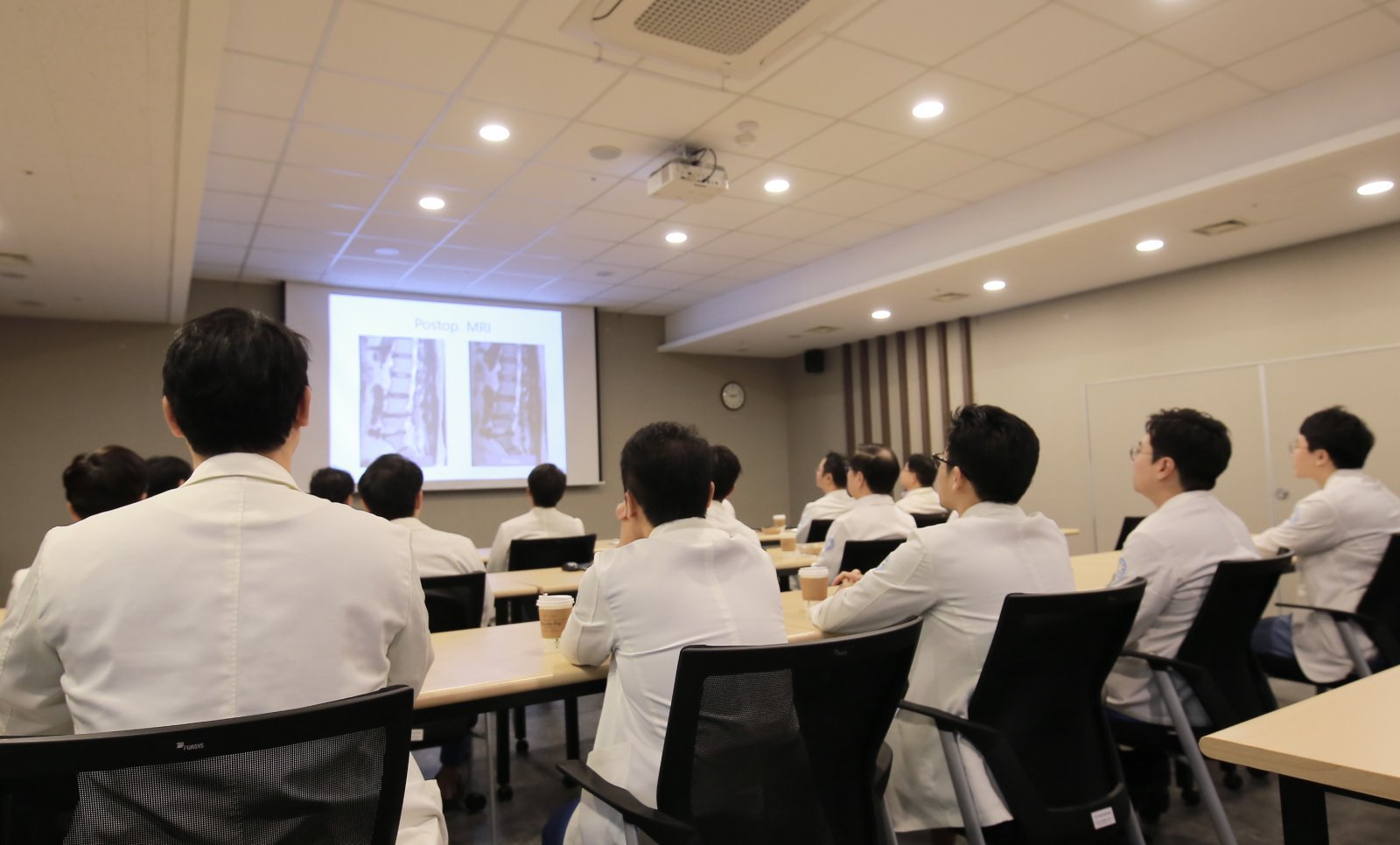 바른세상병원 척추센터의 정기 컨퍼런스. 사진제공|바른세상병원
