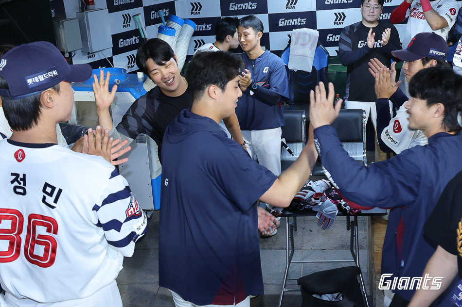 롯데 이진하가 10일 사직 두산전서 데뷔 첫 승을 거둔 뒤 동료들에게 축하받고 있다. 사진제공|롯데 자이언츠