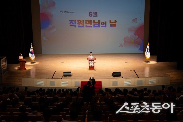 이철우 경상북도지사가 전 직원이 참석한 가운데 ‘직원 만남의 날’을 진행하고 있다. 사진제공 ㅣ 경상북도
