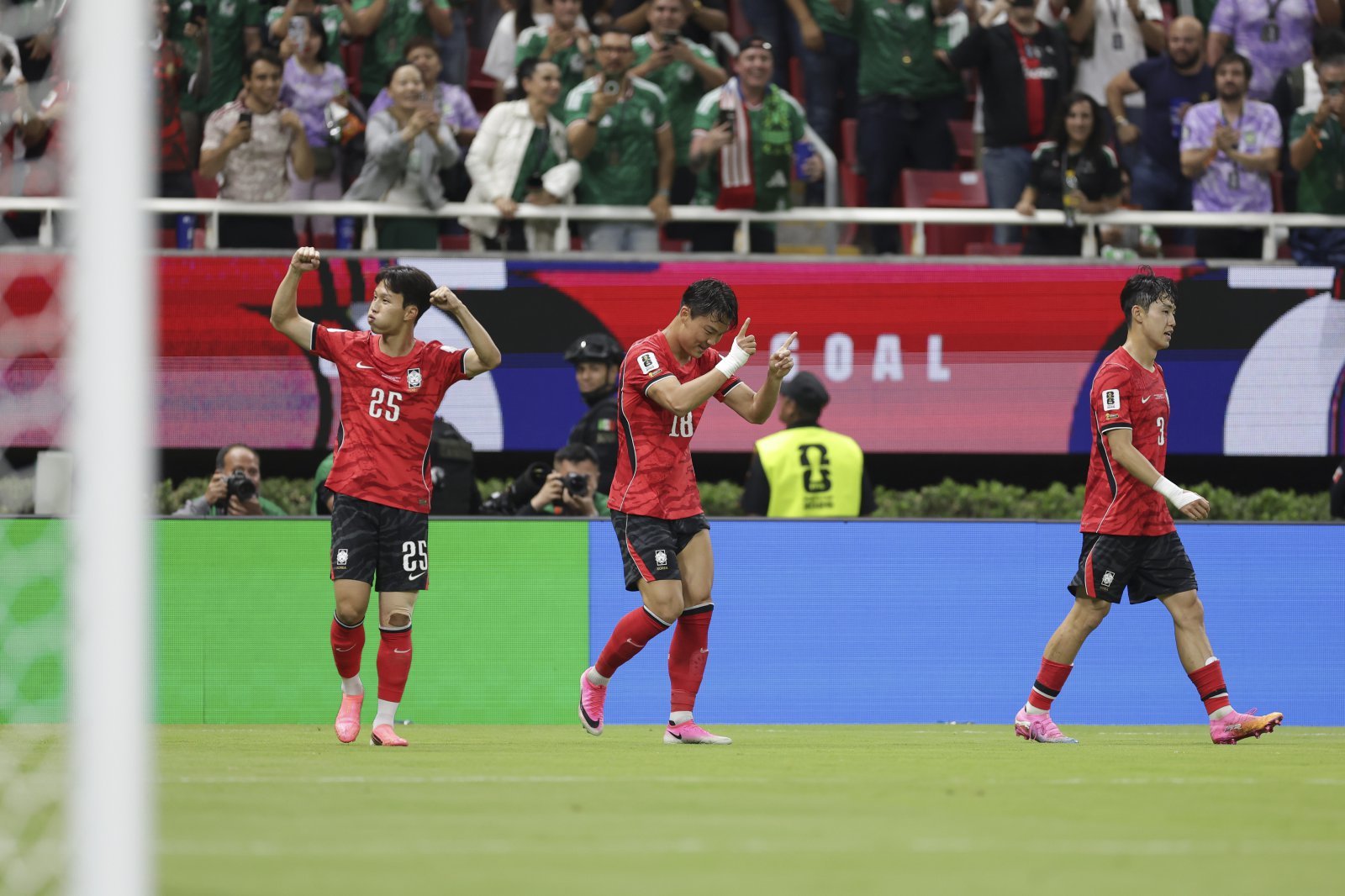 엄지성, 오현규, 이기혁(왼쪽부터) 등 축구국가대표팀 선수들이 12일(한국시간) 과달라하라 스타디움서 열린 체코와 북중미월드컵 조별리그 A조 1차전서 오현규의 역전골이 터진 뒤 기뻐하고 있다. 사진제공|대한축구협회