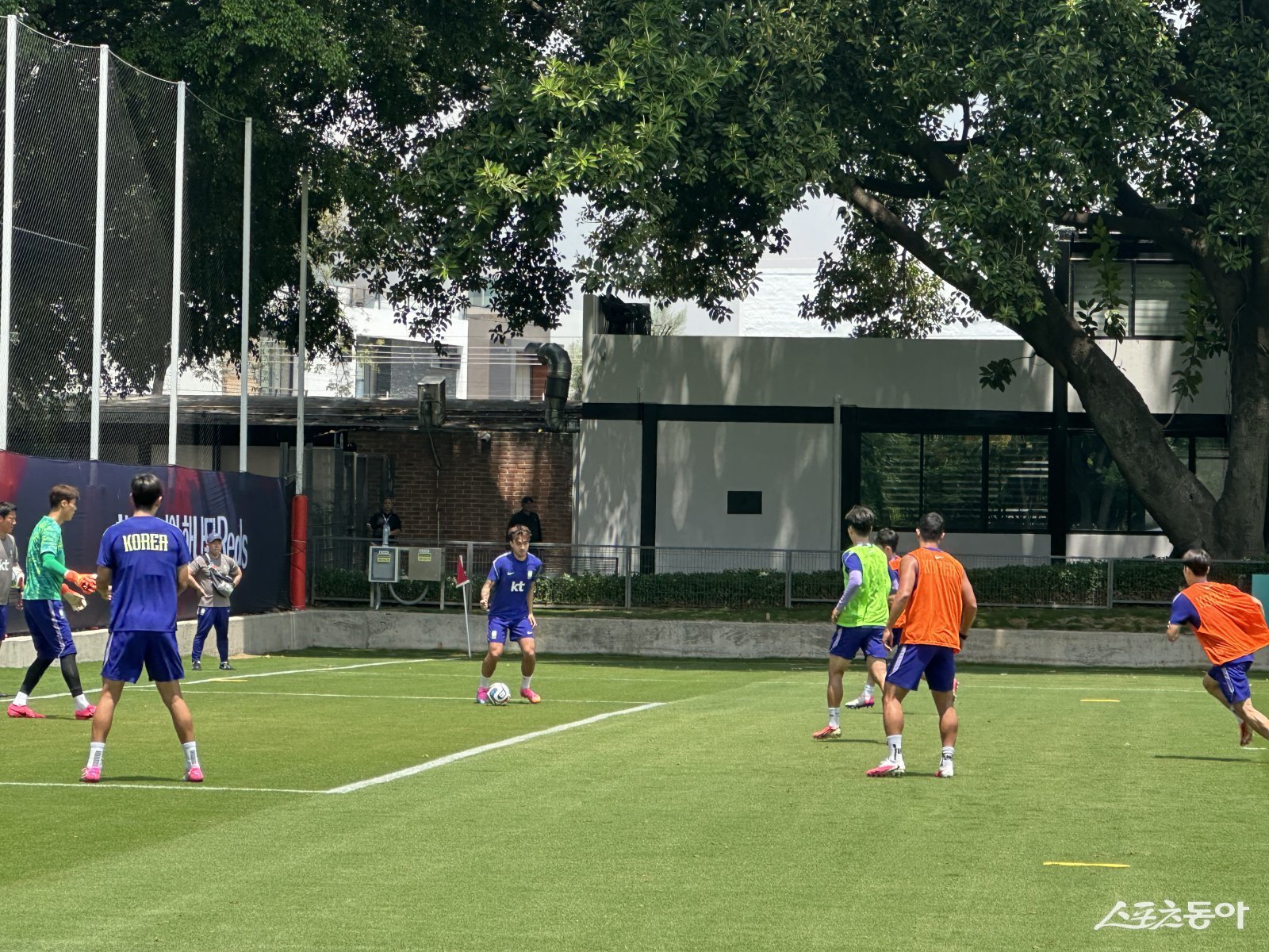 축구국가대표팀 선수들이 13일(한국시간) 멕시코 할리스코주 과달라하라 사포판의 치바스 베르데 바예에서 훈련하고 있다. 사포판|백현기 기자 hkbaek@donga.com