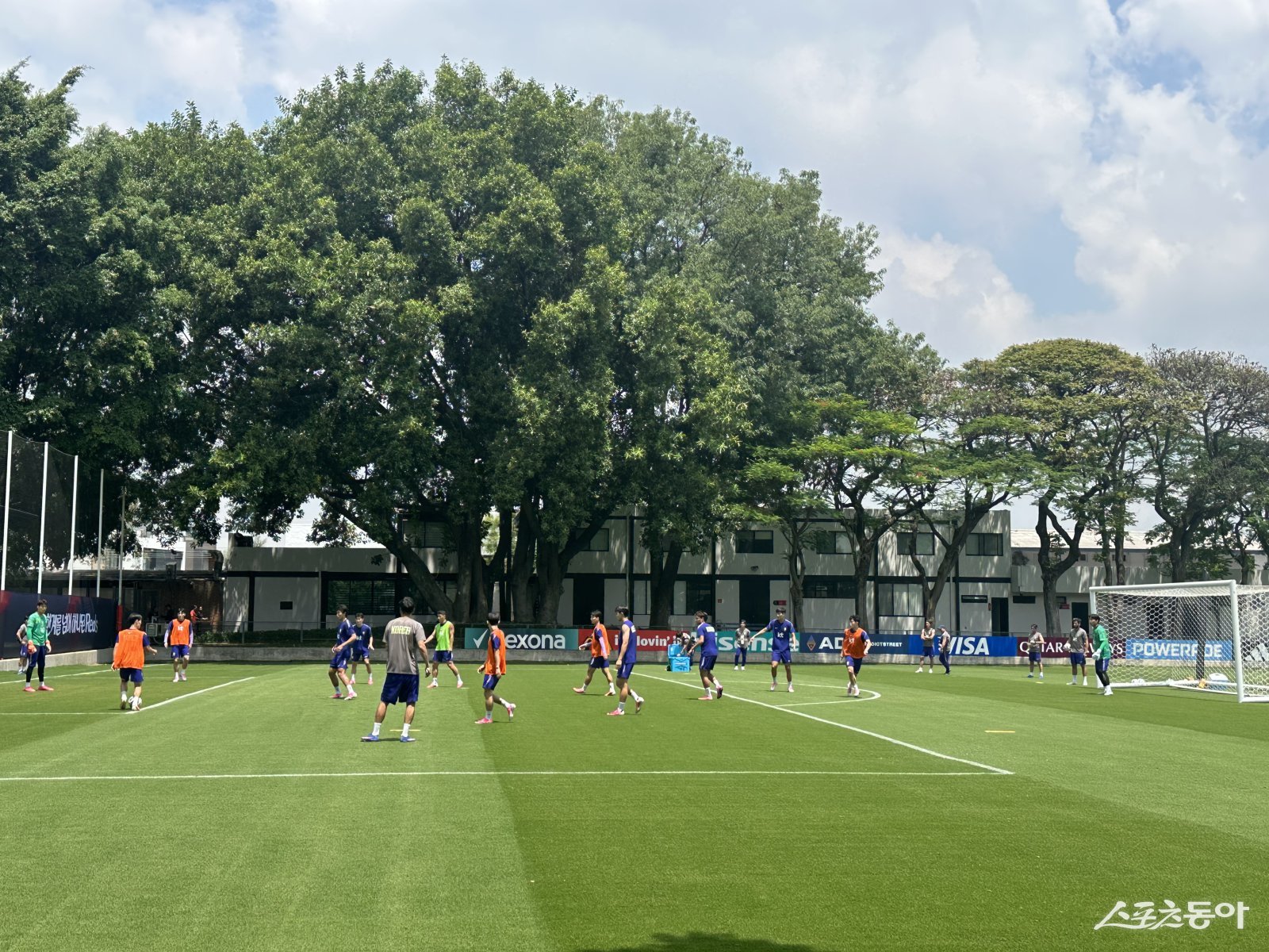 축구국가대표팀 선수들이 13일(한국시간) 멕시코 할리스코주 과달라하라 사포판의 치바스 베르데 바예에서 훈련하고 있다. 사포판|백현기 기자 hkbaek@donga.com