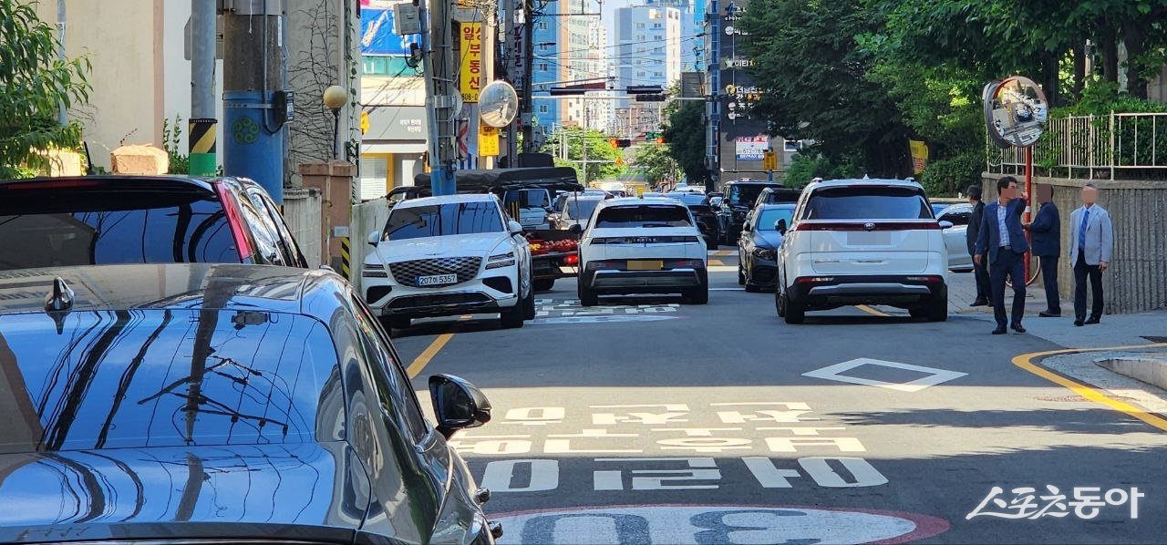 지난 13일 부산진구 신천대로 252(부암동)번길 일대에 예식장 하객 차량 불법주차와 통행 차량이 엉켜있는 모습.