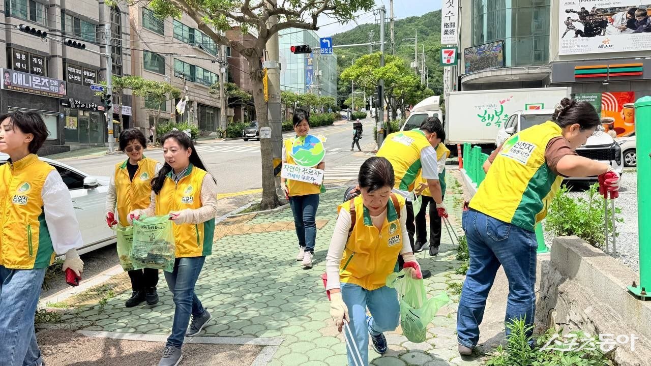 신천지자원봉사단 거제지부가 지난 9일 거제 옥포시장에서 ‘자연아 푸르자’ 환경정화 캠페인을 펼치고 있는 가운데 봉사자들이 쓰레기를 수거하고 있다. (사진제공= 신천지자원봉사단 거제지부)