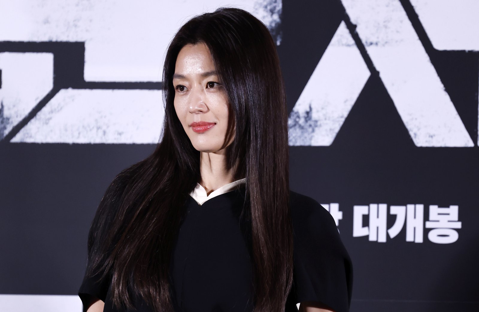 [서울=뉴시스] 김혜진 기자 = 배우 전지현이 20일 오후 서울 용산구 CGV 용산아이파크몰에서 열린 영화 ‘군체’(감독 연상호) 언론시사회에서 포즈를 취하고 있다. 2026.05.20. jini@newsis.com