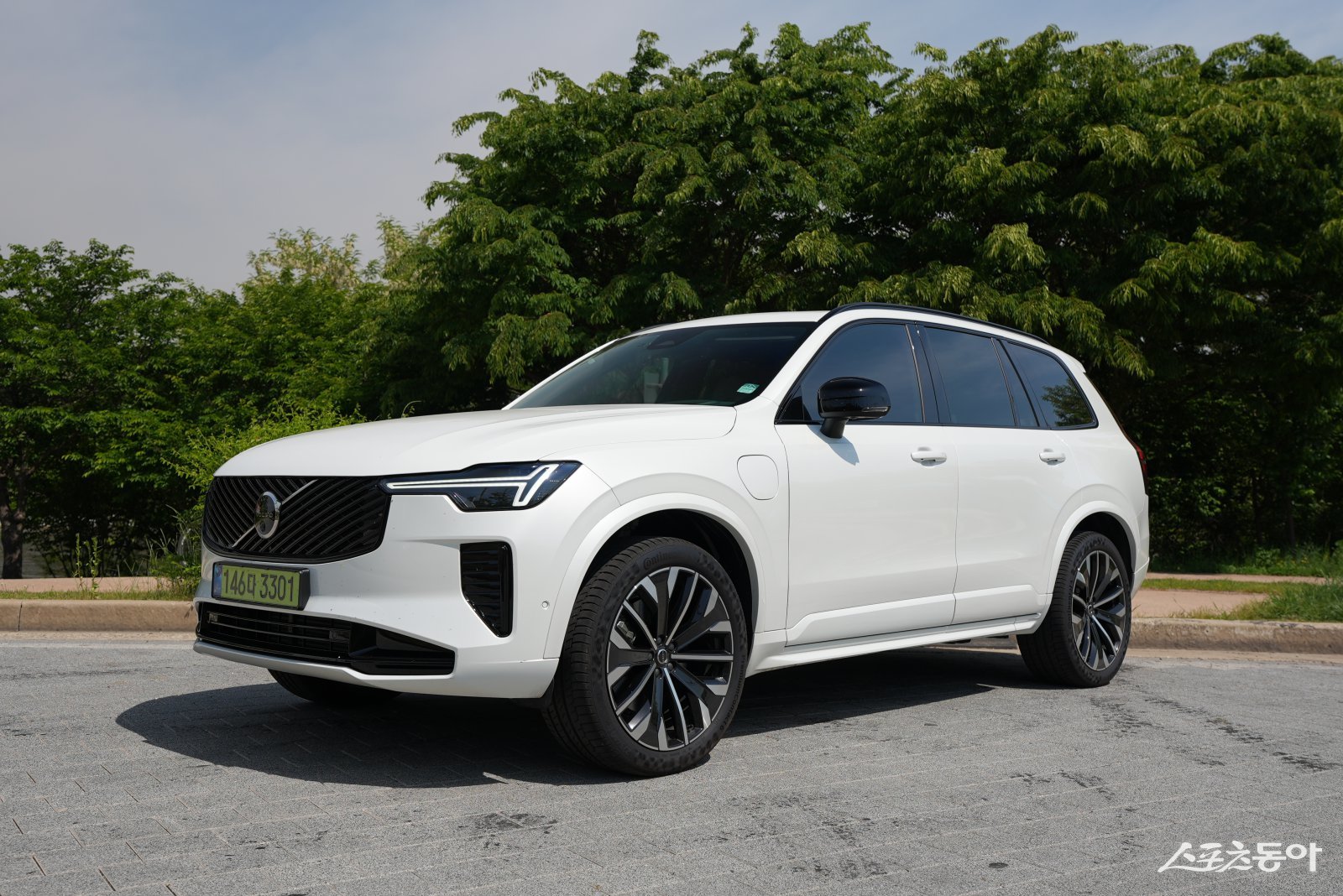 신형 XC90 T8 울트라는 고전압 배터리를 탑재해 1회 충전 시 최대 56 km까지 순수 전기 모드로 주행할 수 있다. 원성열 기자 sereno@donga.com