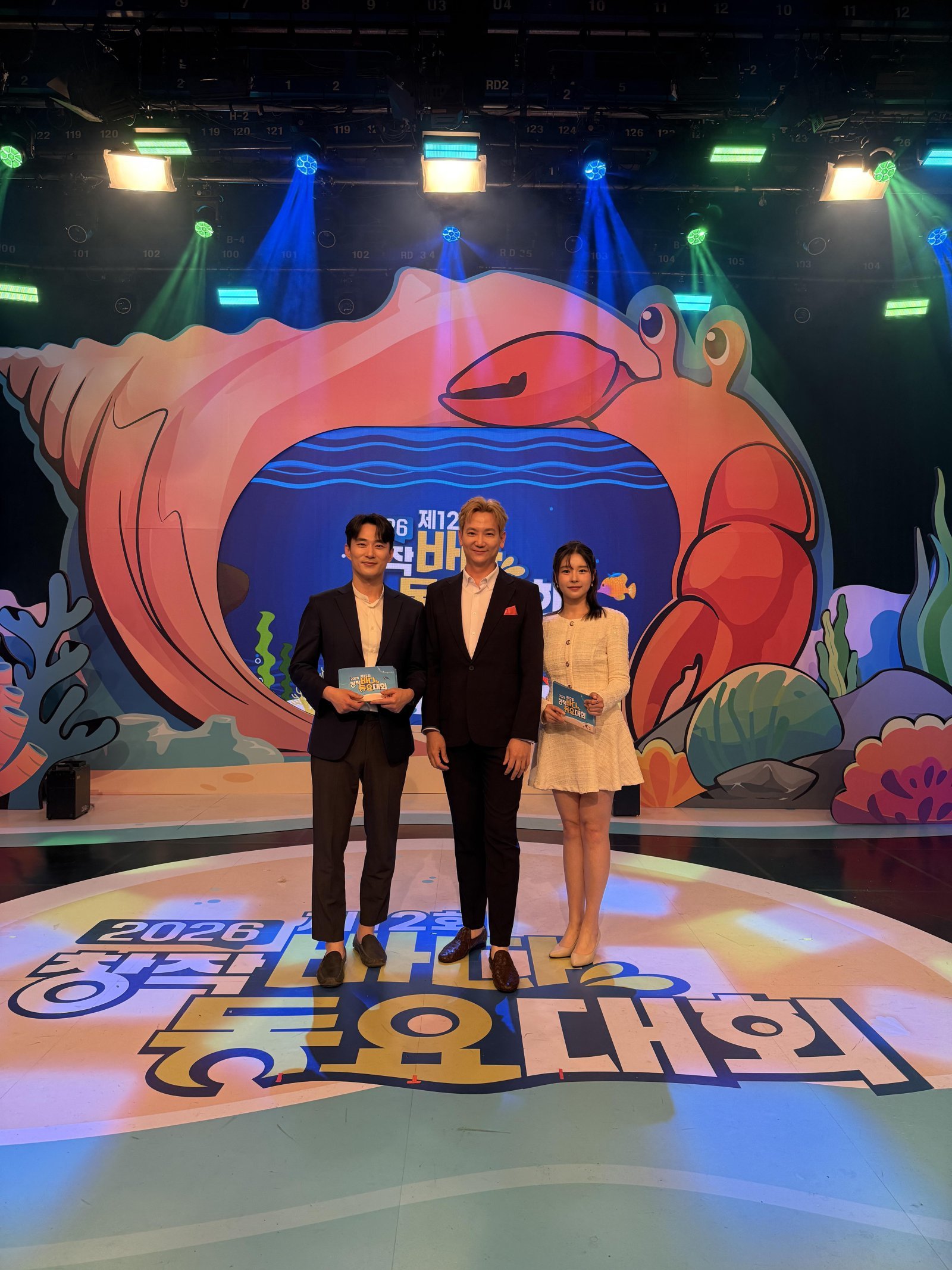 OBS ‘제12회 창작 바다동요대회’ 녹화 후 유영선 아나운서, 김지유 아나운서와 기념촬영한 KoN(콘)