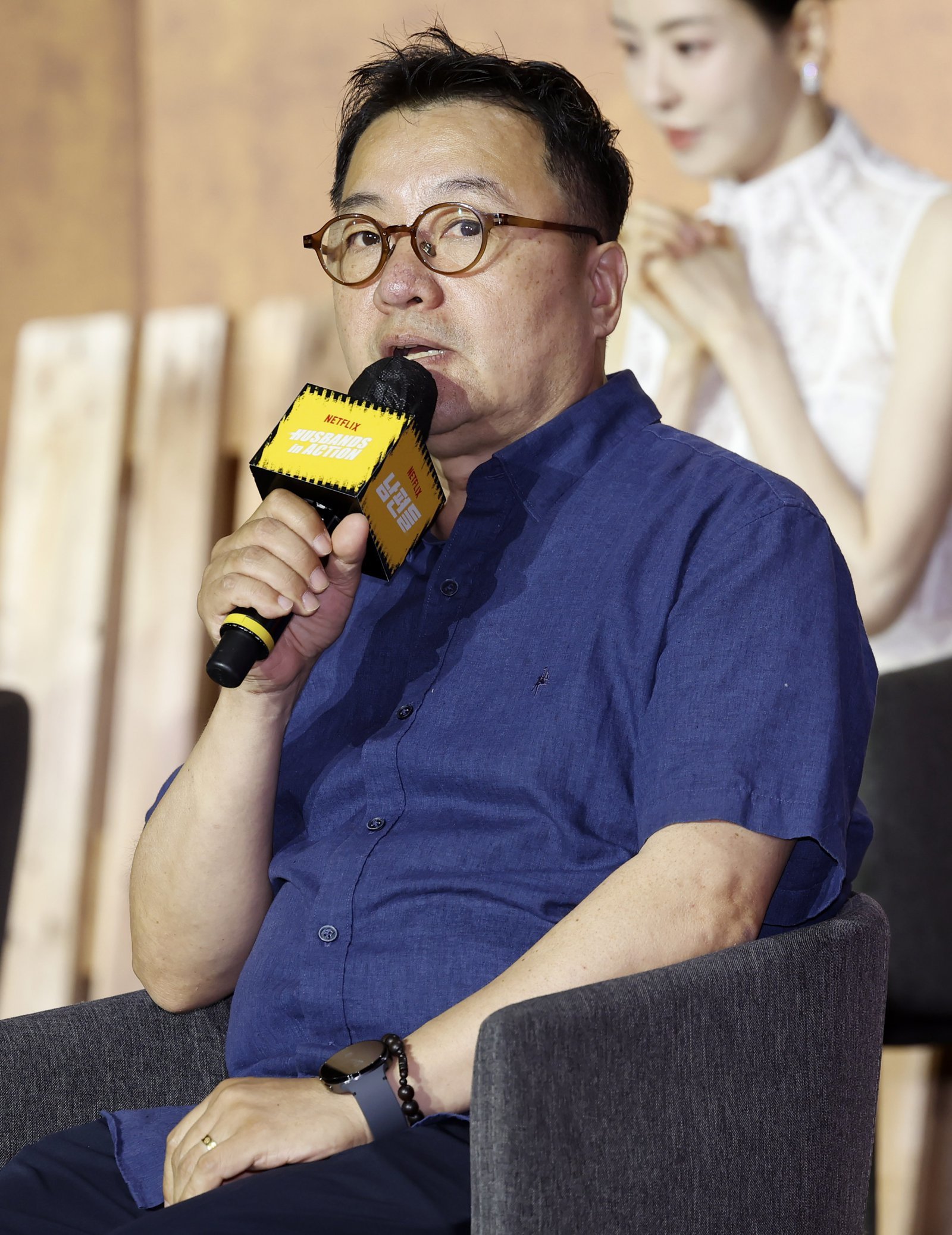 [서울=뉴시스] 김혜진 기자 = 박규태 감독이 15일 오전 서울 중구 앰배서더 풀만에서 열린 넷플릭스 영화 ‘남편들’ 제작보고회에서 인사말을 하고 있다. 2026.06.15 jini@newsis.com