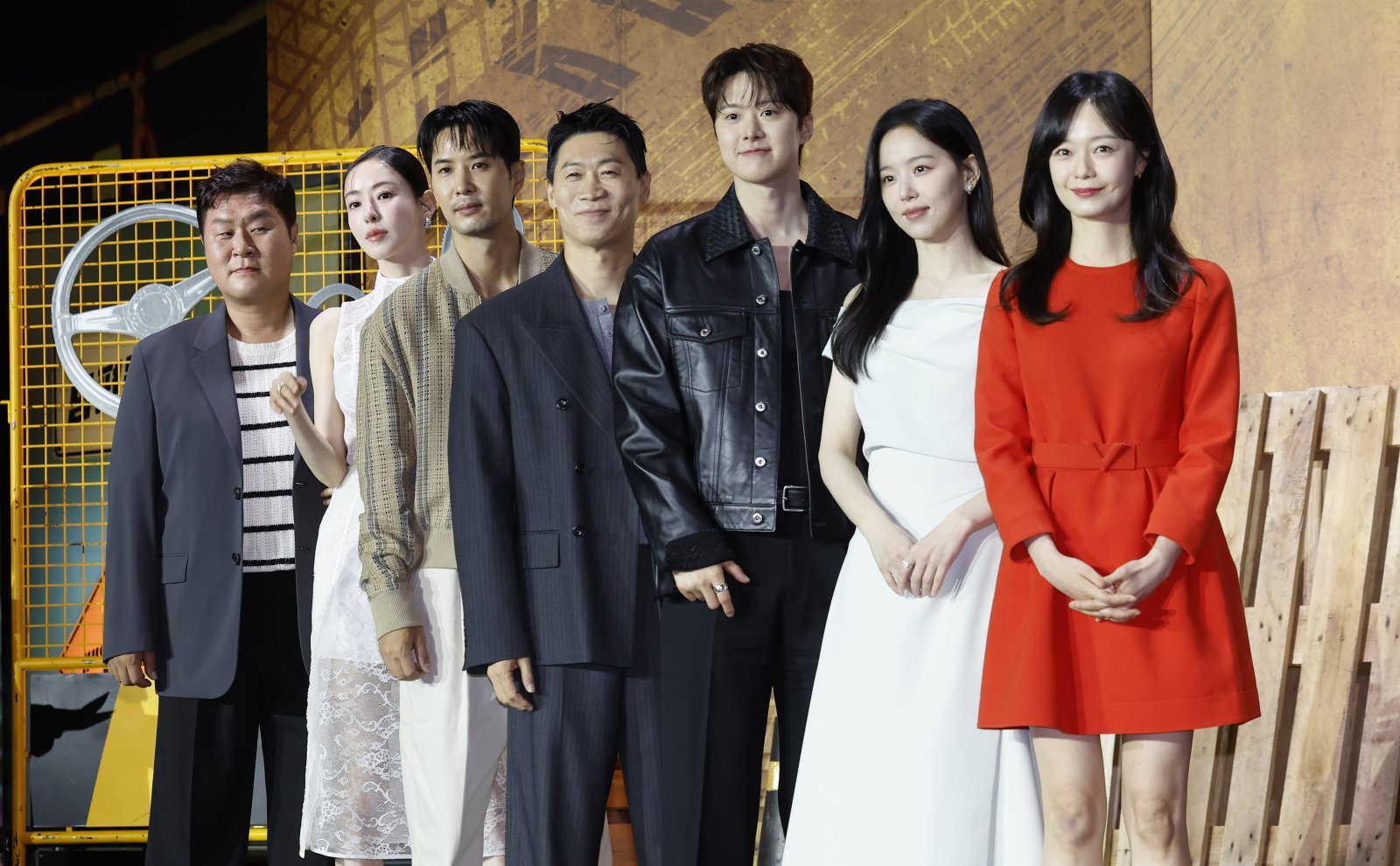 [서울=뉴시스] 김혜진 기자 = 배우 윤경호(왼쪽부터), 이다희, 김지석, 진선규, 공명, 강한나, 전소민이 15일 오전 서울 중구 앰배서더 풀만에서 열린 넷플릭스 영화 ‘남편들’ 제작보고회에서 포즈를 취하고 있다. 2026.06.15 jini@newsis.com