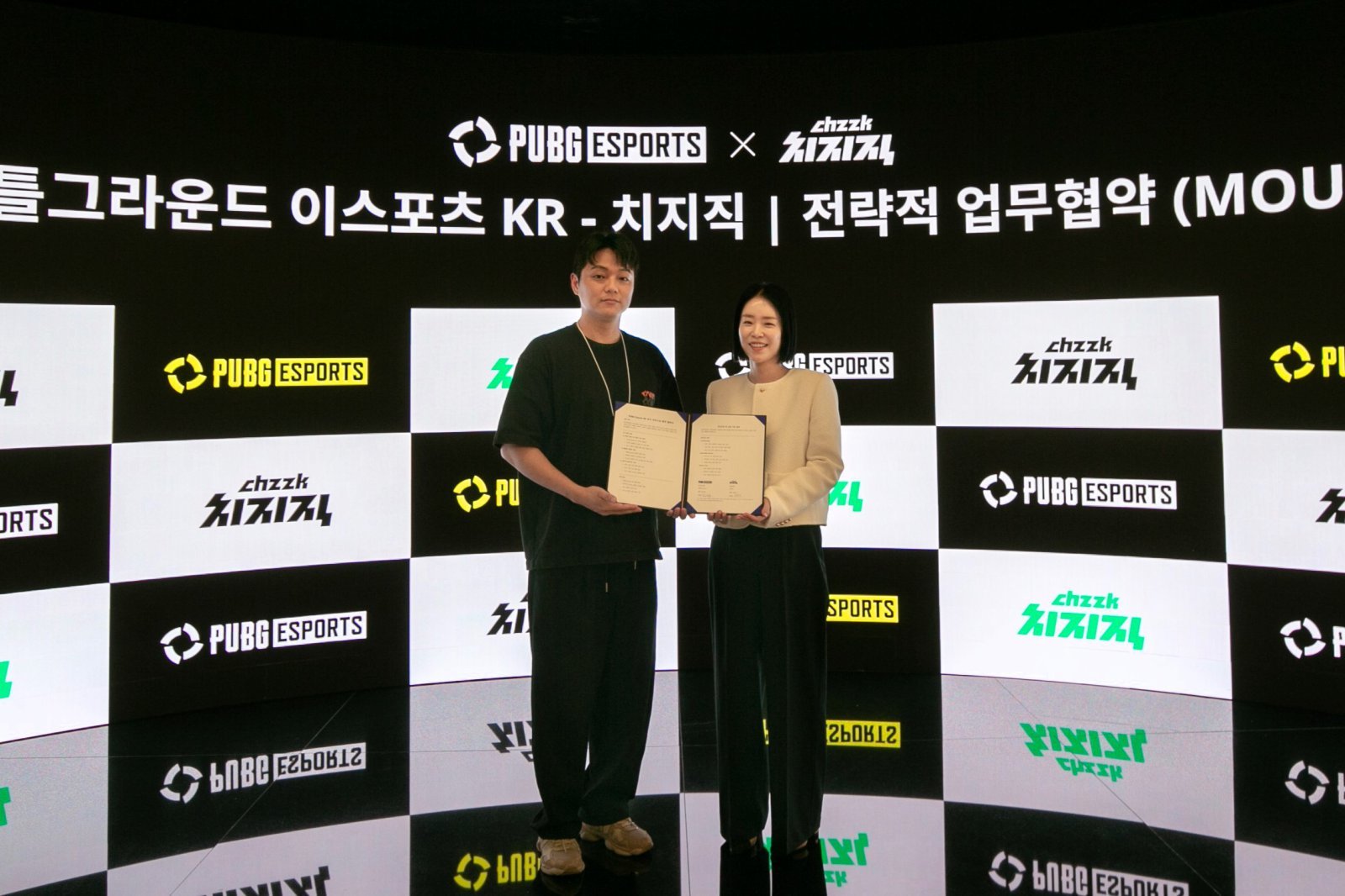 ‘배틀그라운드’ e스포츠 콘텐츠 생태계 확장을 위한 업무협약을 맺은 박수용 크래프톤 e스포츠 실장(왼쪽)과 신슬기 네이버 게임 콘텐츠 제휴 리더. 사진제공｜크래프톤