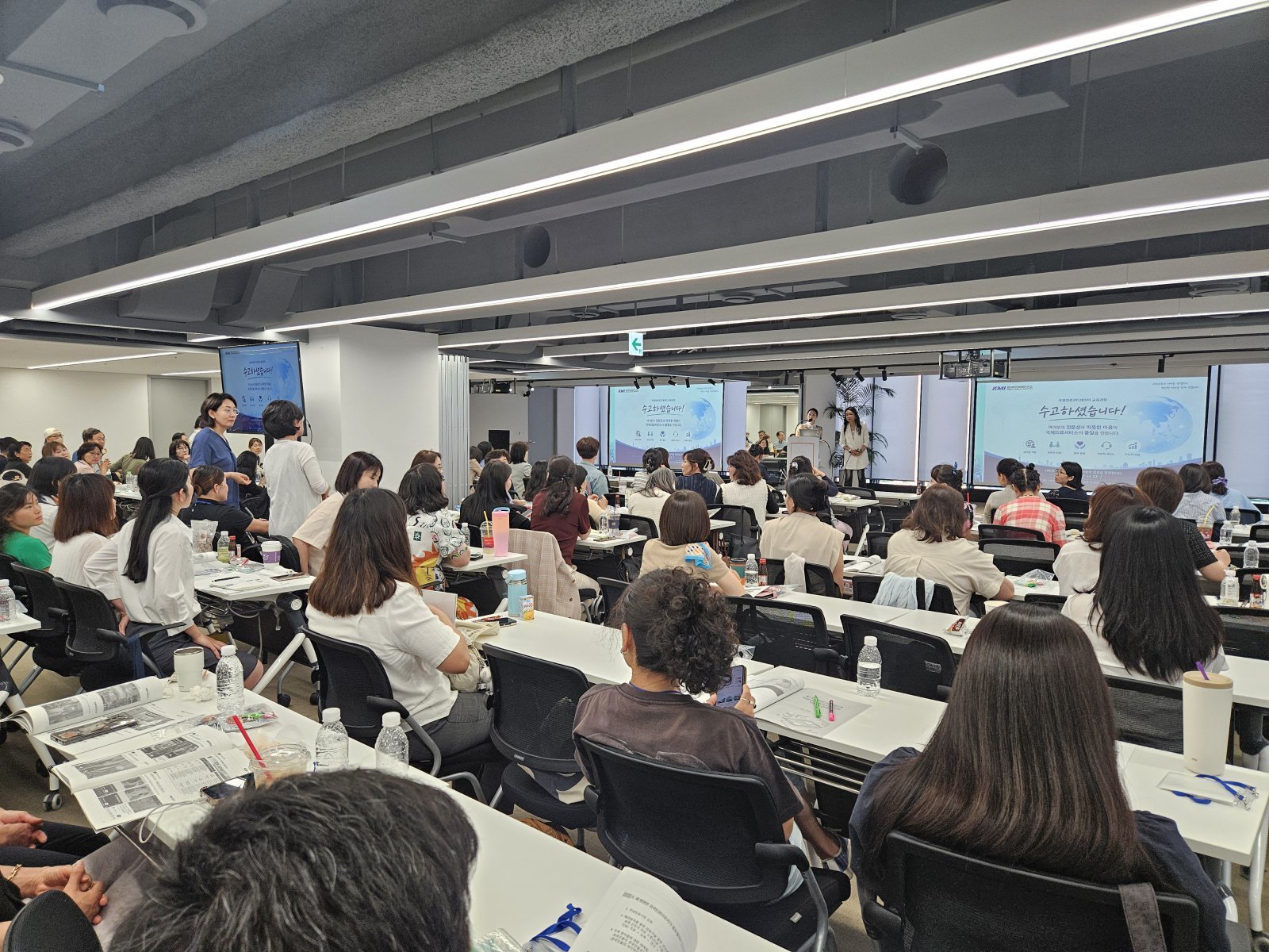 KMI 한국의학연구소 홍현아 본부장이 13일 진행된 역량강화 교육에서 수강생과 질의응답을 하고 있다