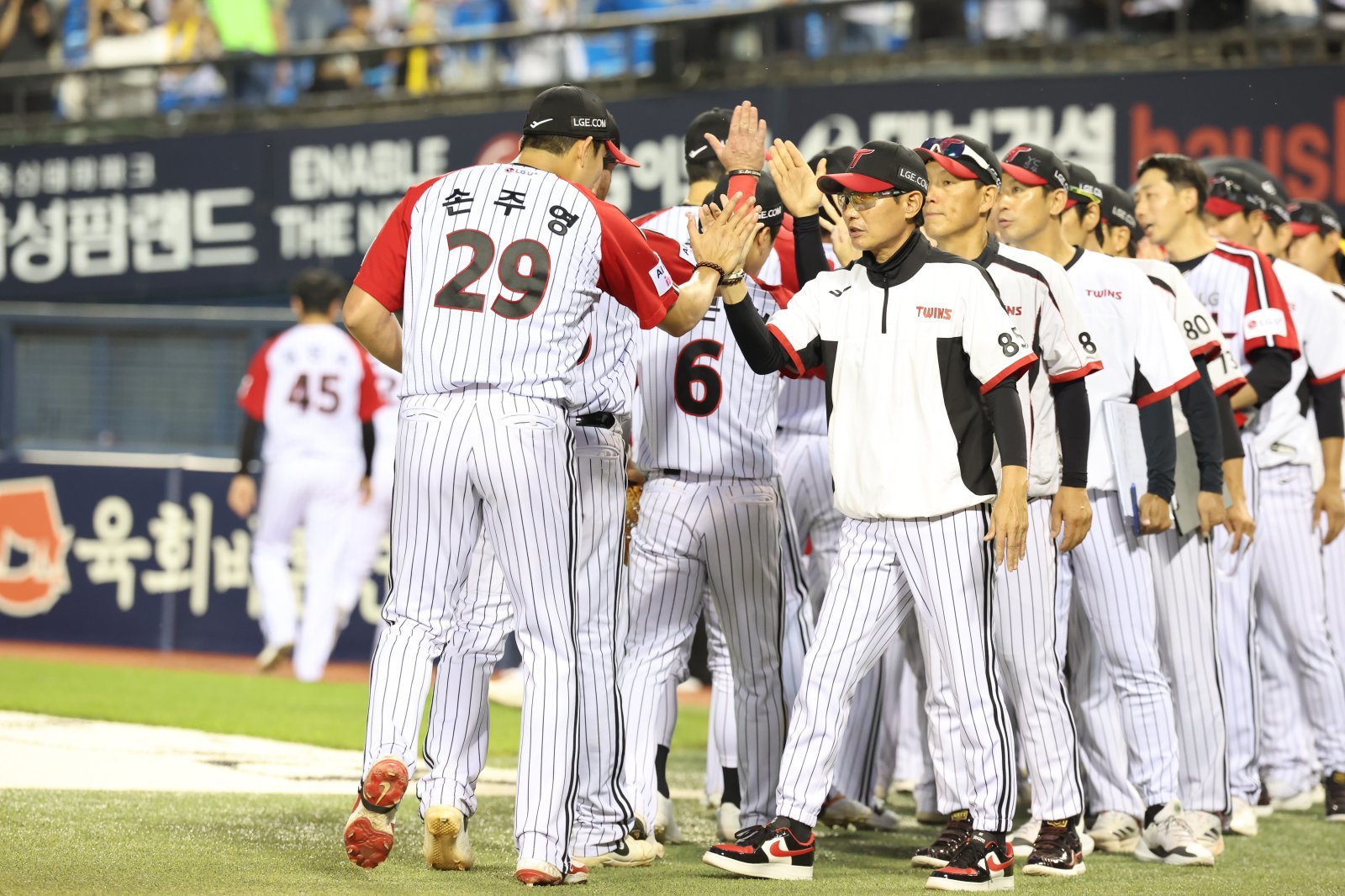 LG 손주영(왼쪽)이 14일 잠실 롯데전을 6-1 승리로 마친 뒤 염경엽 감독과 하이파이브를 하고 있다. 사진제공｜LG 트윈스