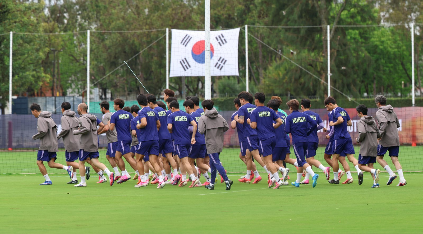 축구국가대표팀 선수들이 15일(한국시간) 멕시코 할리스코주 과달라하라 사포판의 치바스 베르데 바예에서 멕시코전을 대비한 훈련을 소화하고 있다. 사포판|뉴시스